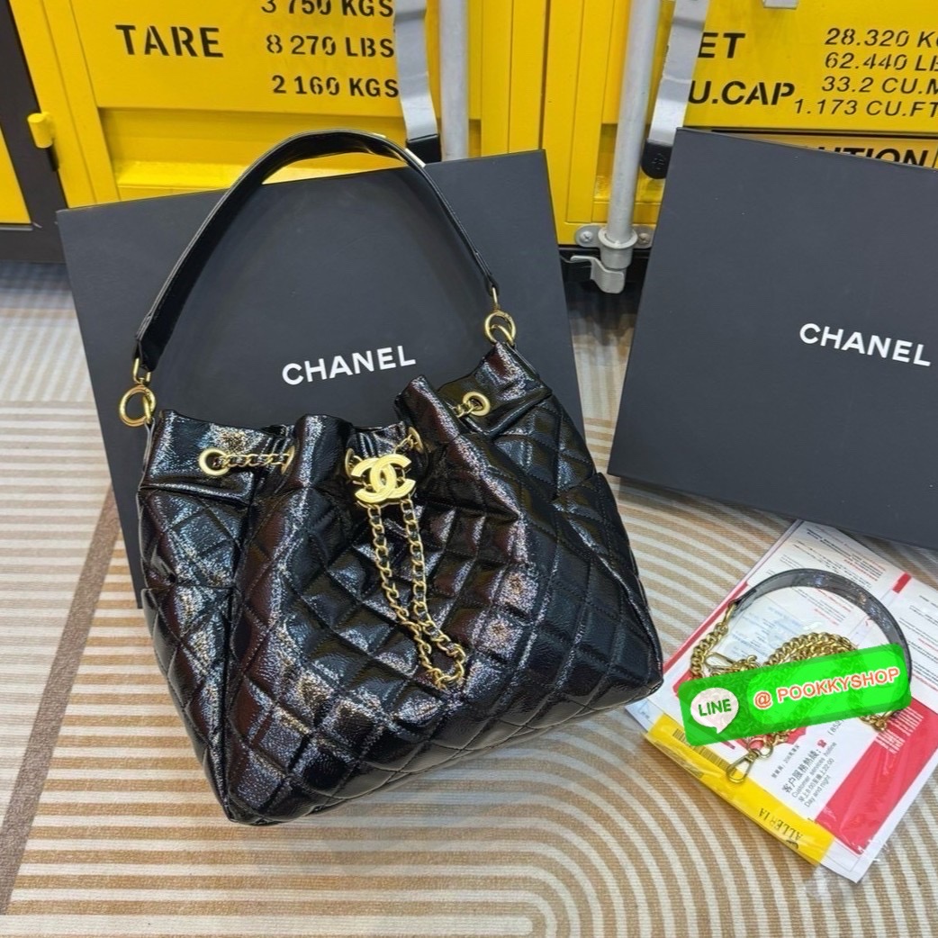 🕊️ พร้อมส่ง | Chanel Bucket Bag กระเป๋าสะพายทรงบัคเก็ต สายสะพายโดดเด่นด้วย font โลโก้สีทองสวยหรู มีช่องใส่ของด้านข้างตอบโจทย์การใช้งานได้ดี ภายในโล่งกว้าง จุของได้เยอะ คุ้มค่ามากๆ ใบนี้งานจริงคือสวย 😎 สะพายไปคาเฟ่ชิคๆ ถ่ายรูปสวยๆ รับรองควา