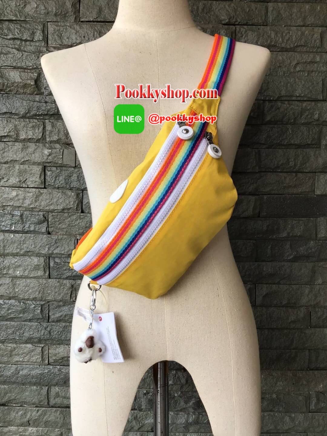 กระเป๋าคาดอกหรือคาดเอว KIPLING YASEMINA Fanny Pack วัสดุด้านนอก Nylon +polyester วัสดุกันน้ำ ด้านหน้ามี 2 ช่องใช้งาน แยกเป็นสัดส่วน ใส่มือถือได้ กระเป๋าเงินใบยาว พร้อมสายคล้องพวงกุญแจ และ พวงกุญแจลิงสัญลักษณ์แบรนด์ สายสะพายเลื่อนปรับความยาวได้ สีสันสดใส น