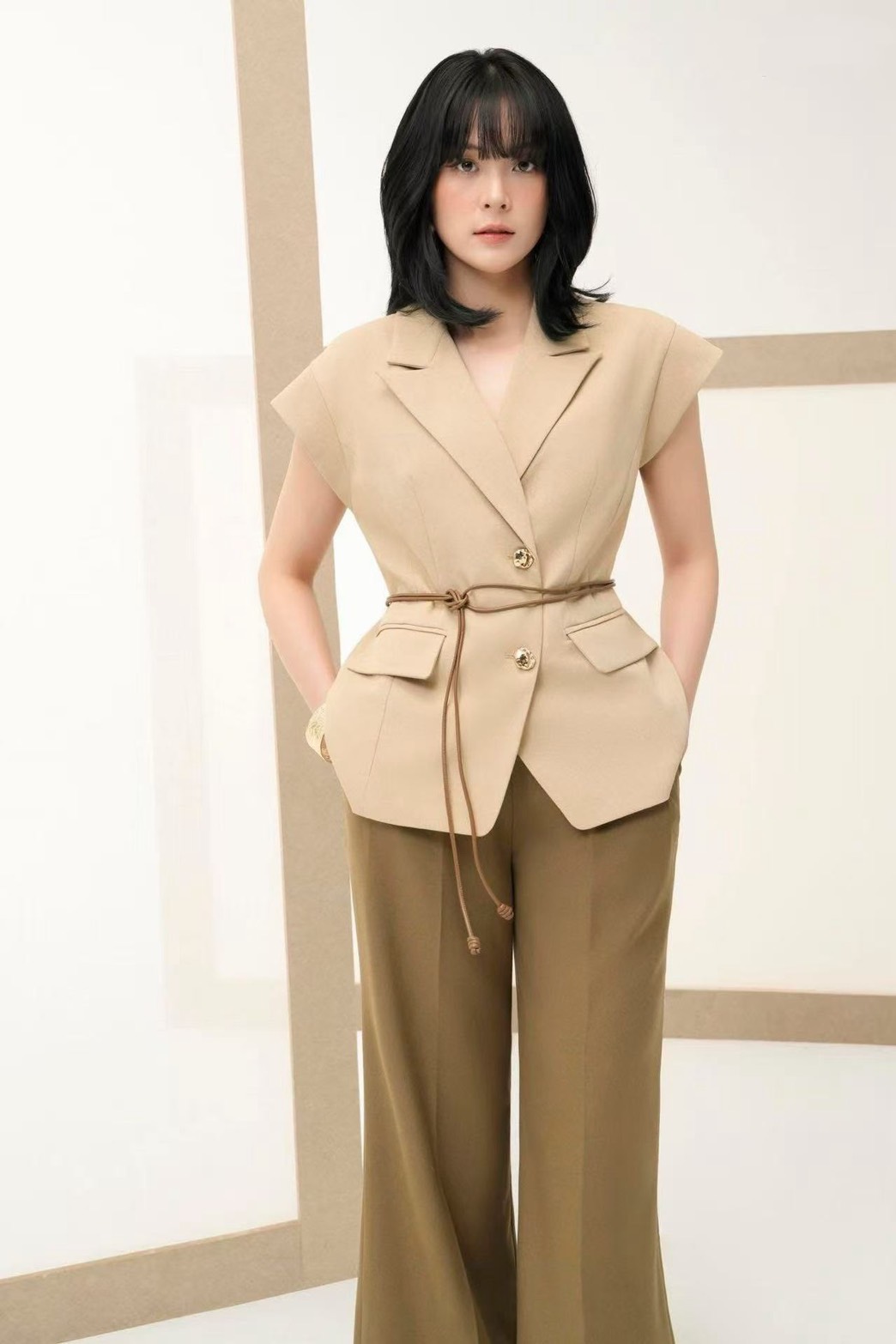 ชุดเซทแฟชั่น Set 3ชิ้น เสื้อ+กางเกง+สายเข็มขัด ดีเทลเสื้อคอปกทรงแขนล้ำโทนสีไอวอรี่