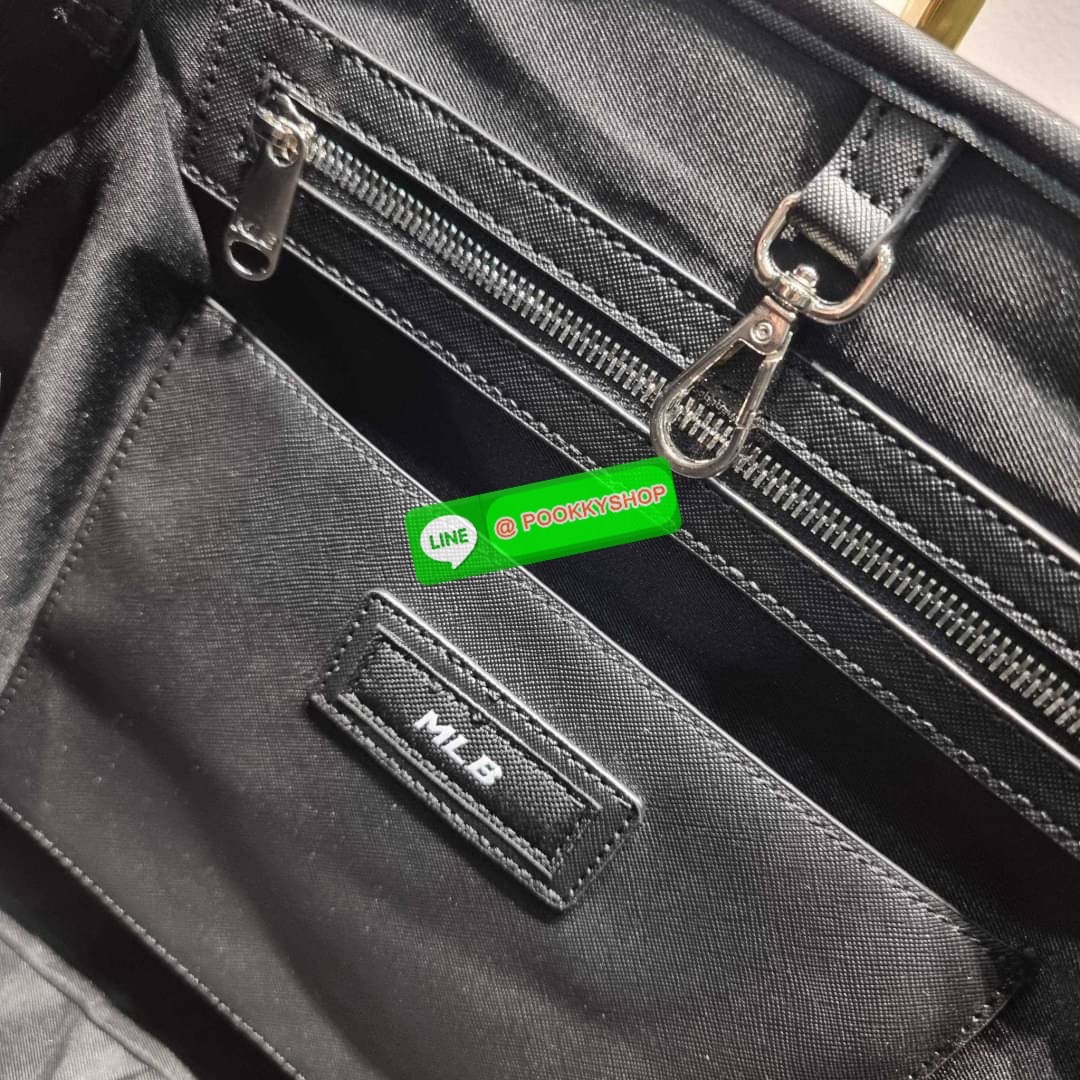 MLB MONOGRAM TOTE BAG กระเป๋าทรงโท้ท ใบใหญ่จุคุ้ม ที่มีกิมมิคไม่เหมือนใคร ด้วยดีไซน์ลวดลายโมโนแกรมเอกลักษณ์ ปั๊มลงบนผ้าแคนวาสและหนัง pu คุณภาพดี สวยคม ปากกระเป๋ามีอะไหล่เกี่ยวกันของหล่นได้ มาพร้อมสายสะพายในตัว ภายในโล่งกว้างมาก ใส่ของสำคัญได้แบบไร้กังวล ห