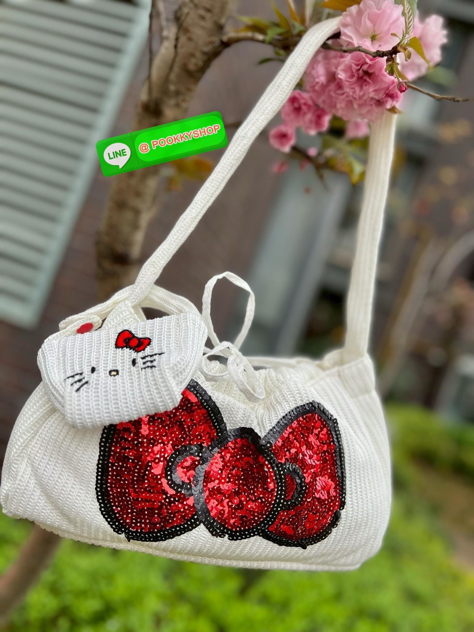 **สินค้าเข้าใหม่** New New New LIMITED EDITION GENTLEWOMAN X HELLO KITTY KNIT BAG มาพร้อมกระเป๋าใบลูกถักKitty ห้อยน่ารักๆด้วยหนึ่งใบ 🔖สินค้าพร้อมส่ง! น้องน่ารักไม่ไหวสำหรับรุ่นนี้ วัสดุผ้าKnitทั้งใบ สวยงามมากๆ ด้านหน้าเป็นกริตเตอร์สีแดงสวยโดดเด่นเ