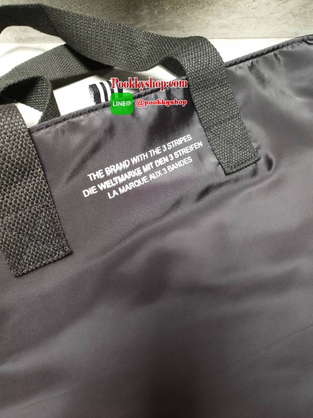 adidas shopping bag ลายปัก กระเป๋าถือด้านหน้าปักโลโก้แบรนด์ รุ่นนี้เปิดปิดด้วยช่องซิป ด้านหลังเรียบ ขนาดกำลังดี วัสดุกันน้ำ รุ่นนี้ใส่ของได้เยอะค่ะ คุ้มๆ กับสาวก adidas แบบสปอร์ต อย่าพลาดน๊า