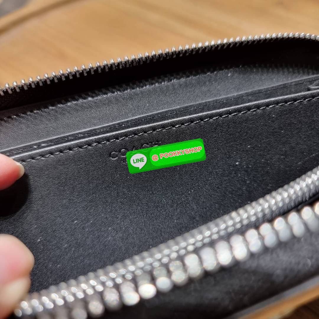 COACH C4596 COACH x PEANUT ACCORDION ZIP WALLET IN SIGNATURE CANVAS WITH SNOOPY PRINT คอลเลคชั่นใหม่ล่าสุด 2IN1 ไปอีก กระเป๋าสตางค์กึ่งคล้องมือ ลายสนูปพี น่ารักน่าใช้ สีคลาสสิค ใช้ได้ตลอดกาลไม่มีตกเทรนด์ วัสดุหนังแคนวาสเคลือบลาย มาพร้อมสายคล้องมือ ถอดออกไ