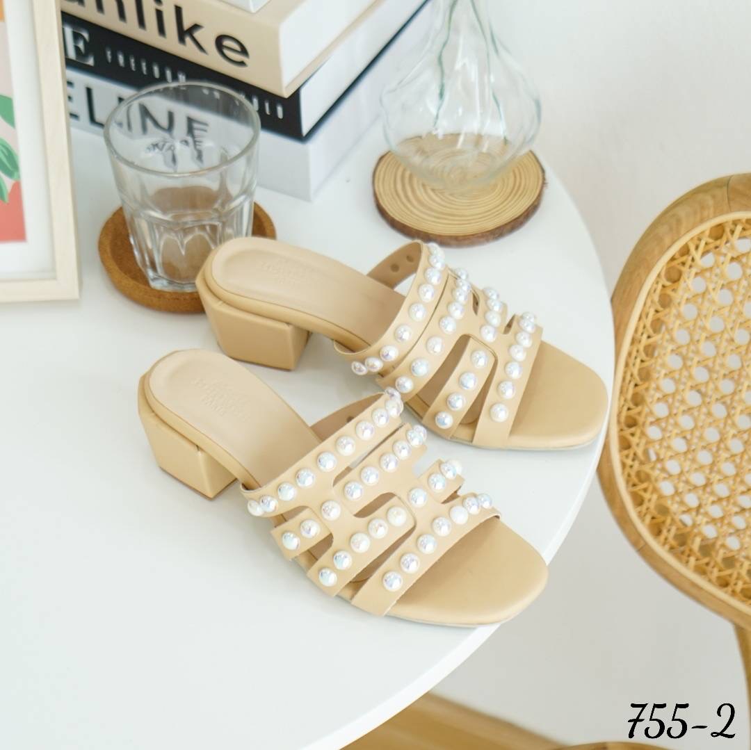 พร้อมส่ง รองเท้าส้นตัน สูง2.5 นิ้ว ตัวส้นเก๋มากเป็นทรงเหลื่ยม แข็งแรง เดินง่าย งานทรงสวม หนังนิ่ม *ตัวมุก ทำจากมุก สีรุ้ง คุณภาพดี* ตอกด้วยมือ ทีละเม็ด อย่างประณีต ใส่แล้วรับรองความหรูหรา และดูแพงมากเว่อร์จ้า