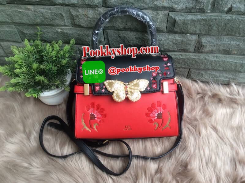 จัดส่งฟรี EMS ทั่วไทยค่ะ พร้อมส่ง LYN New Collection 2018 รุ่น FLORENCE M กระเป๋าถือ / สะพาย Size M วัสดุหนังเรียบ ตัวกระเป๋าปักลายสวยงาม ประดับด้วยตัวผีเสื้อ อะไหล่ทอง ด้านหน้าปั้มโลโก้แบรนด์ มีหมุดรองฐาน 4 มุม ปิดเปิดด้วยกระดุมแม่เหล็ก ภายในมีช่องใส่มือ