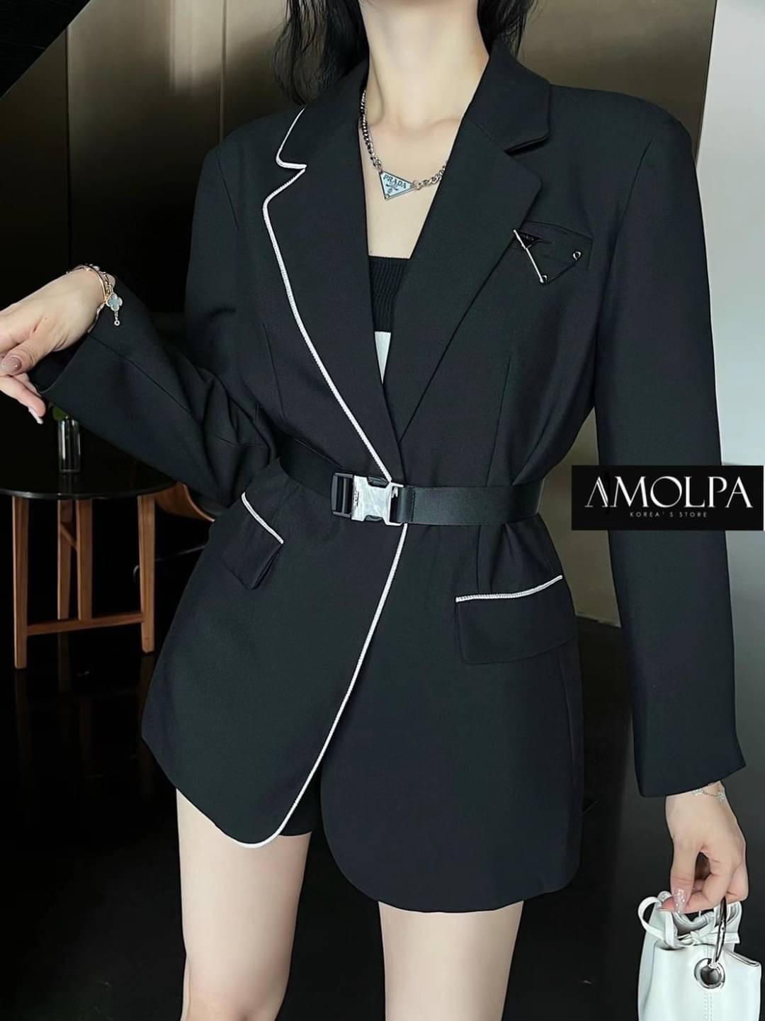 ตัวเสื้อเป็นสูท BLAZER งาน PRADA WITH BELT ด้านหน้าแต่งกระดุม มีกระเป๋าล้วงด้านหน้า งานดีมากกก ผ้าอย่างหนัก มีซับในในตัว งานเนี๊ยบ *** งานการันตรี คุณภาพดีสุดๆคะ*** งานดีแบบนี้สาวๆทราบแล้ว รีบจองด่วนก่อนหมดน้ะจ้าา ป้าย Tag PRADA