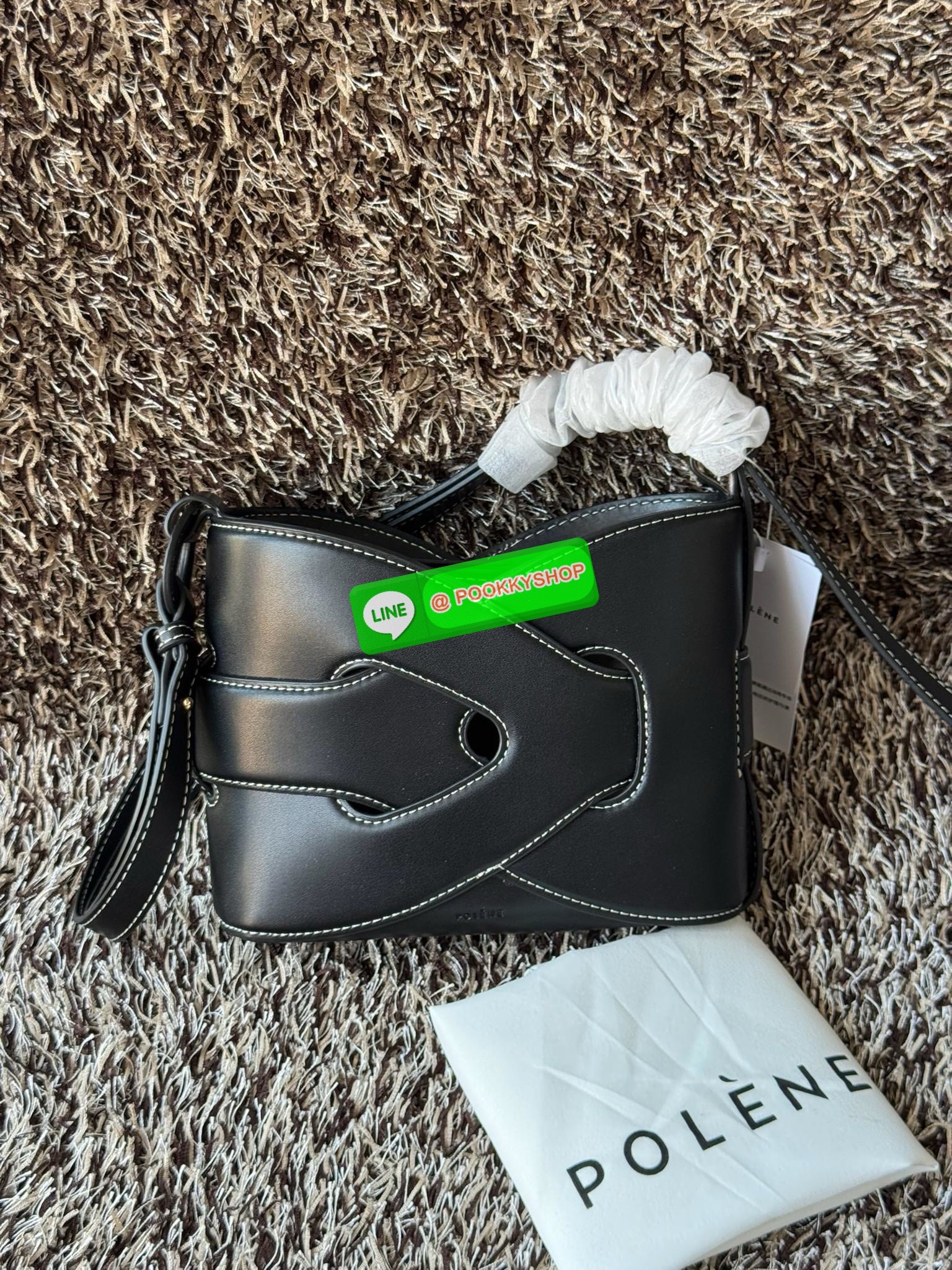 💕 Polene Nodde EDITION SMOOTH ใครที่อยากได้กระเป๋าเรียบๆ แต่ดูมีอะไร ขอแนะนำรุ่น Nodde หิ้วแล้วสวยแบบ Quiet Luxury โลโก้แบรนด์ถูกปั๊มไว้บริเวณด้านล่างของกระเป๋าอย่างประณีตจนแทบสังเกตไม่เห็น ฐานกระเป๋าถูกออกแบบมาให้เนียนเรียบ ปราศจากหมุด ในขณะที่ด้