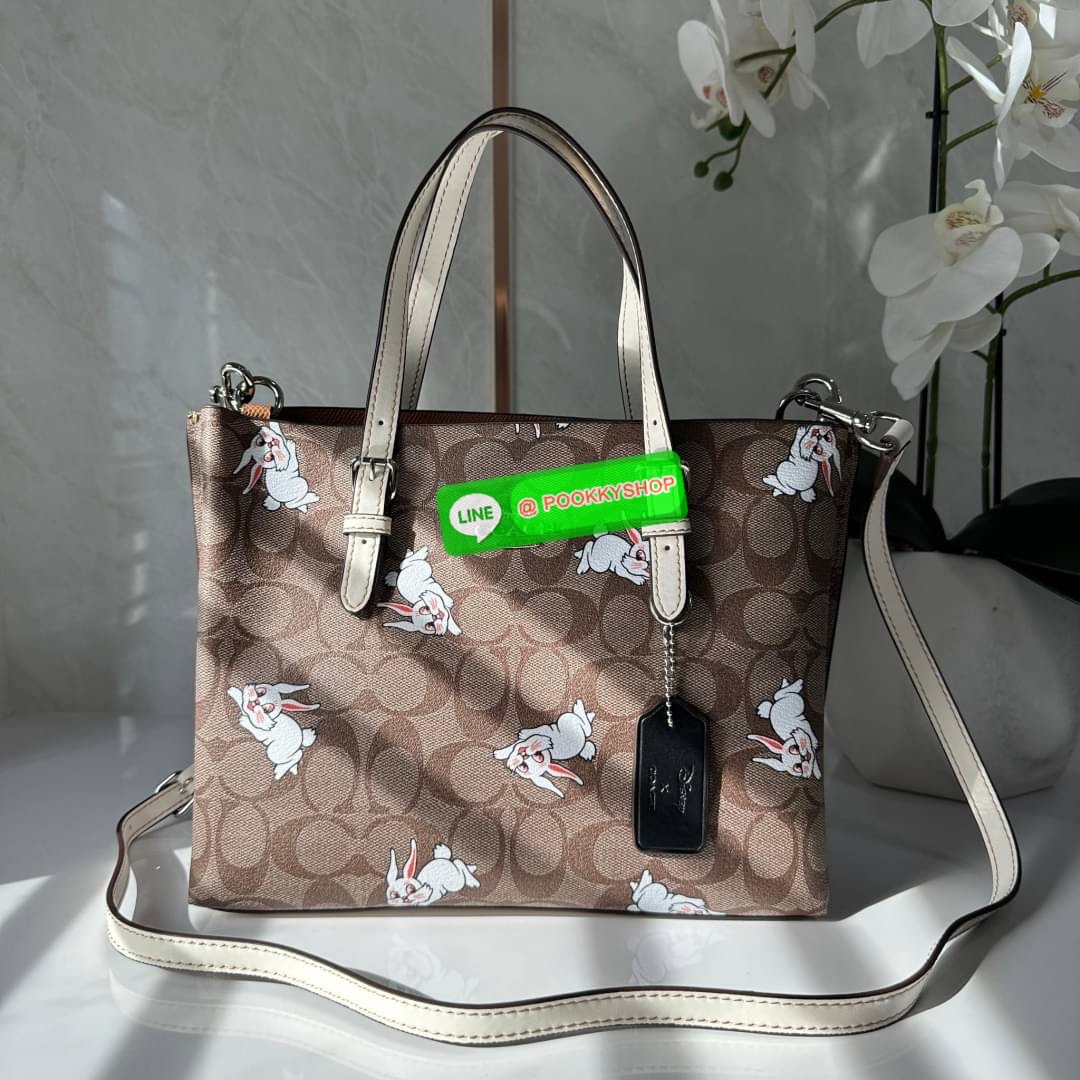 Coach Mollie Tote 25 In Signature Chambray Crossbody Sling Top Handle Bag Collection Rabbit Printed Style (CG302) กระเป๋าทรงTOTE เสริมลุคโดดเด่นต้อนรับปีกระต่าย ตกแต่งลายรูปกระต่ายน่ารัก วัสดุหนังแคนวาสเคลือบลาย ภายในโล่งกว้าง มีช่องซิปตรงกลางใส่ของได้ ขน