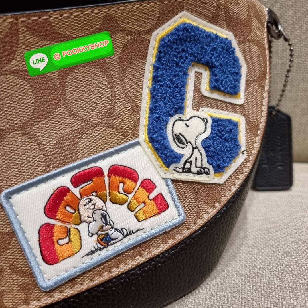 COACH C4028 COACH x PEANUTS WARREN BELT BAG IN SIGNATURE CANVAS WITH VARSITY PATCHES กระเป๋าคาดอกไซส์ใหญ่ คอลเลคชั่นยอดฮิต!! เป็นรุ่นสุดยอดของความคลาสสิค ขนาดสะพายกำลังเท่ คูลๆ ใช้งานง่าย ได้ทั้งหนุ่มๆและสาวๆ วัสดุหนังแคนวาสเคลือบลายสลับหนัง pepble น่าใช้