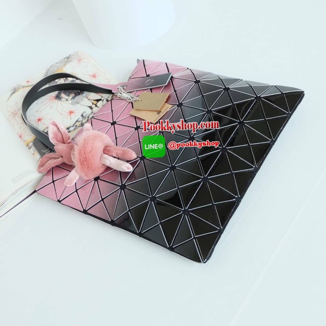 สีใหม่ ห้ามพลาดเลยค่า ทรงสุดฮิตจากแบรนด์ David Jones รุ่น Candy color ใบนี้ มาพร้อมกับน้องกระต่าย สีเข้า set กับกระเป๋าคะ กระเป๋า ทรง Tote ตัวกระเป๋าเย็บติด ด้วยแผ่นอคิลิค ตัดขอบลายวิ้งๆ สุดหรู ดีไซน์เกร๋ จุดเด่นที่ น้ำหนักเบา สามารถ ถือ หรือ สะพายไหล่ได้