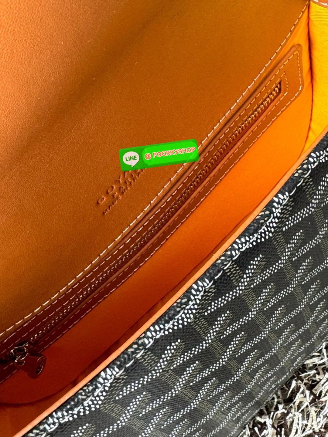 Goyard Belvedere Messenger ถูกออกแบบให้มีน้ำหนักเบาเพื่อความคล่องตัวสามารถใส่สิ่งของ ได้อย่างสบายและถือได้ว่าเหมาะอย่างยิ่ง สำหรับการใส่หลากหลายโอกาสด้วยสายสะพายแบบสะพายข้าง และฝาปิดกระเป๋าทั้งสองฝั่งที่แน่นหนา และยังมีการเพิ่มลูกเล่นด้วย ช่องใส่ของทางด้า