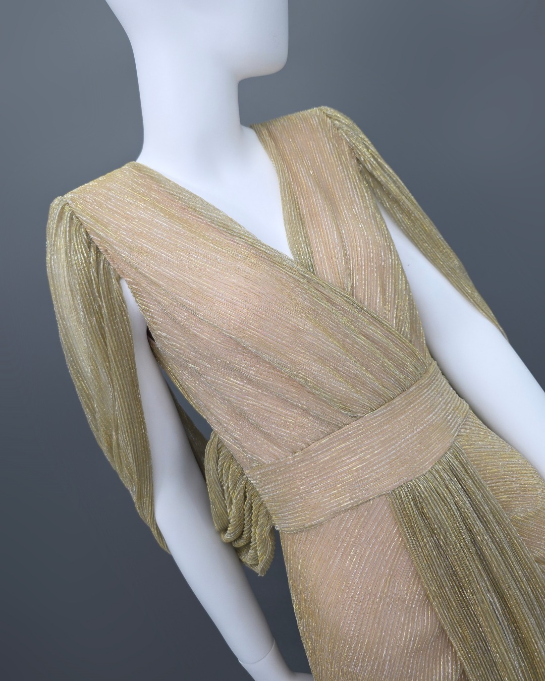 เดรสแฟชั่น แม็กซี่เดรสเสื้อคอวีคลุมแขน กระโปรงเข้ารูปตรงสะโพก จับเดรปตรงกลาง