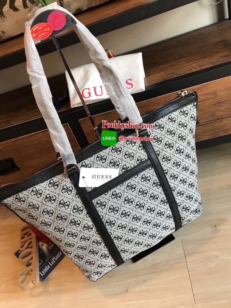 Guess Factory Large Tote Handbag กระเป๋าถือทรงช้อปปิ้ง สไตล์วิลเทจ น้ำหนักเบา มีหมุดรองฐานกันรอย เปิดปิดด้วยซิปด้านบน ด้านหลังมีช่องเพิ่มอีก1ช่อง สกรีนลายsignature รอบใบประดับtagเป็นโลหะและหนัง ถอดแยกใช้งานได้ ใบใหญ่ใส่หนังสือนิตรสาร ราคาสุดคุ้มเลยคร้า!!
