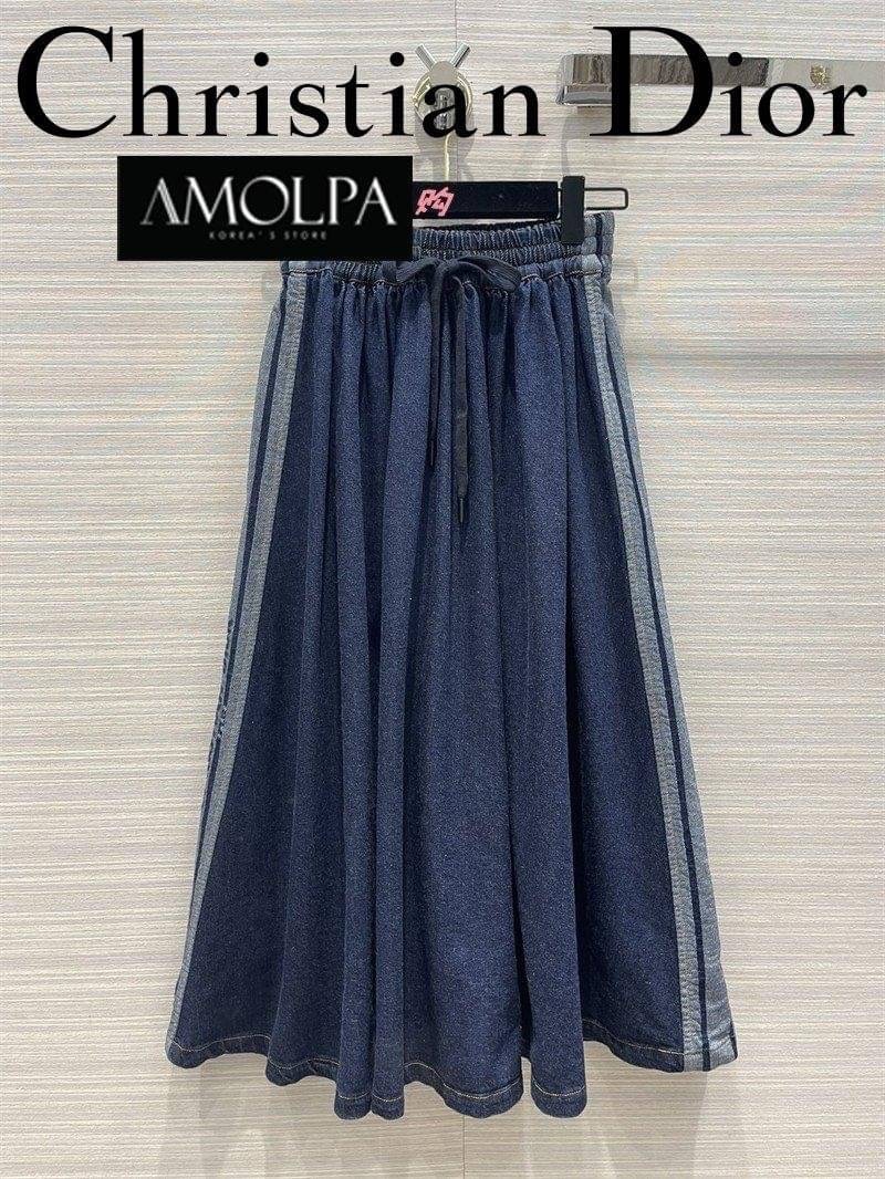 SET TOP+SKIRT CHRISTIAN DIOR DENIM มาให้ช๊อปทั้งเสื้อและกระโปรง สำหรับแบรนด์ CHRISTIAN DIOR คอลเลคชั่นใหม่ งานผ้ายีนส์คุ้มค่าต่อการครอบครองมากกกก สุดคุ้ม ตัวเสื้อเป็นเสื้อคอปกกระดุมหน้า มาพร้อมเข็มขัดยีนส์ หลังปลายเสื้อทออักษร CHRISTIAN DIOR มาพร้อมกระโปร