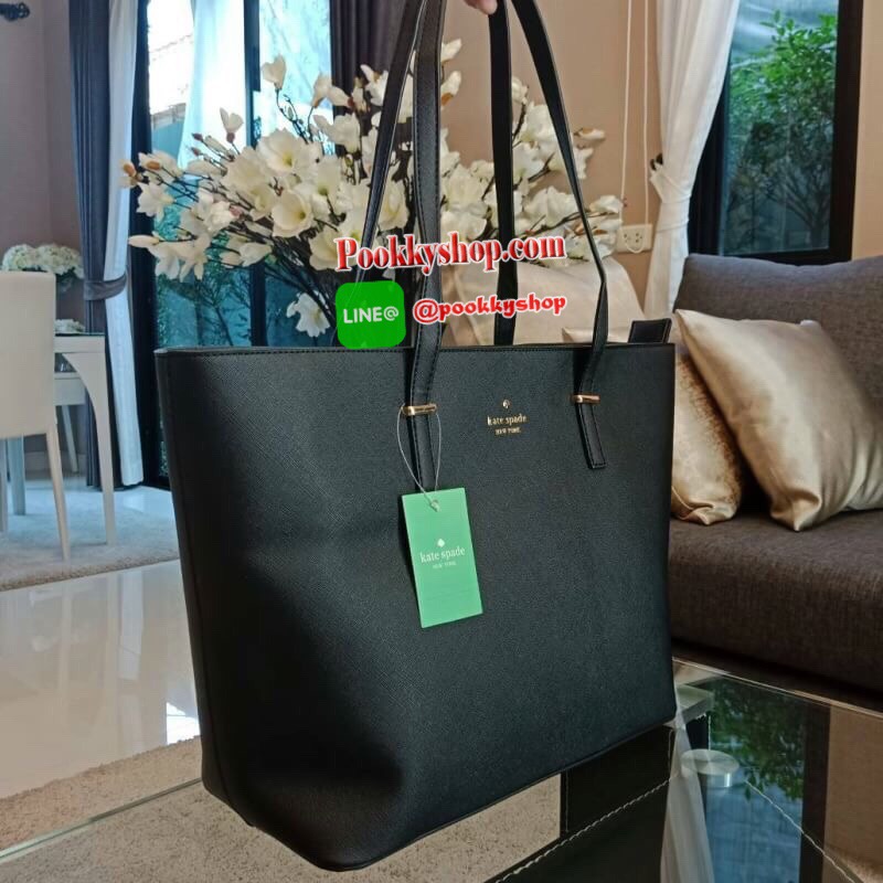 รุ่นขายดี กลับมาพร้อมส่งอีกครั้งคะ!!! KATE SPADE รุ่น CEDAR STREET MEDIUM HARMONY BAG ของแท้ กระเป๋าแบรนด์ KATE SPADE CEDAR STREET MEDIUM HARMONY BAG กระเป๋าสะพายทรง Tote Bag หนัง Saffiano สวยหรูอยู่ทรง ด้านหน้าประดับโลโก้สีทองสวยหรู ภายในมีช่องซิปและช่อง