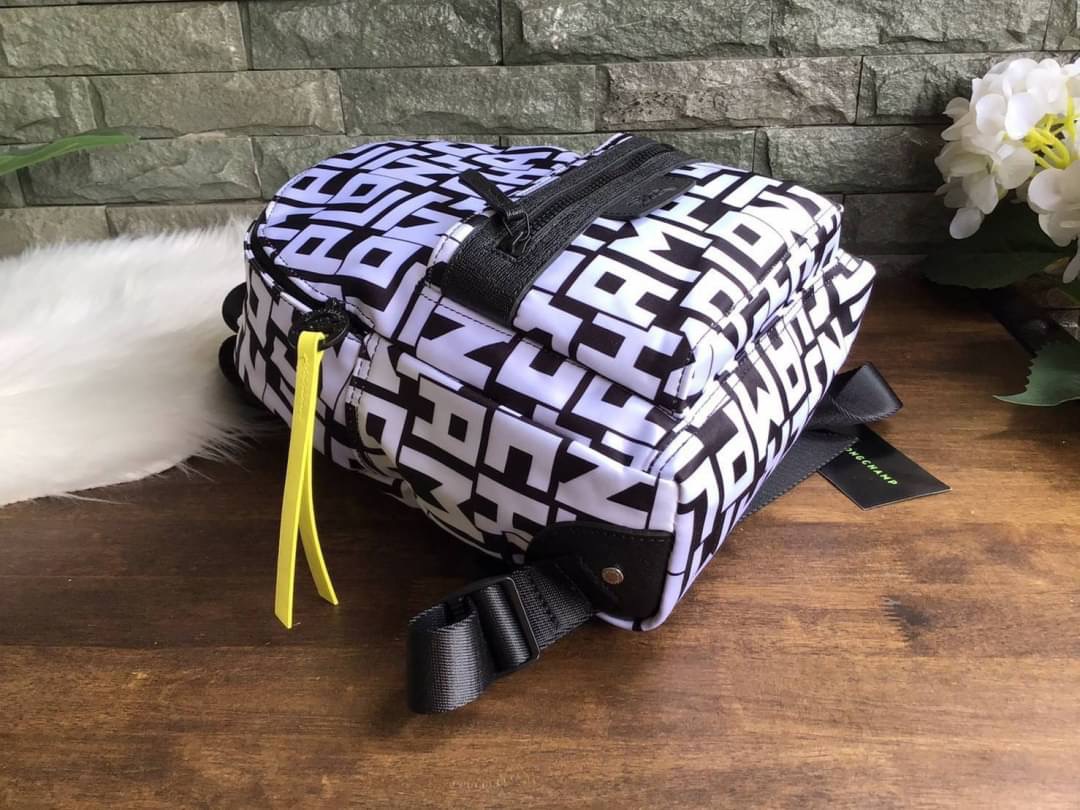 LONGCHAMP LE PLIAGE LGP BACKPACK รายละเอียด • วัสดุ: ผ้าใบ • อะไหล่: นิกเกิล • ตัวกระเป๋า: ผ้าใบโพลีอะไมด์เคลือบด้านใน • ตกแต่ง: หนังวัว รายละเอียดภายนอก • การปิด: ด้วยซิป • สายสะพาย: เลื่อนปรับระดับได้ • ช่อง: 1 ช่องซิป ภายใน • ช่องใส่ของ: 1 ช่อง ช่องด้า