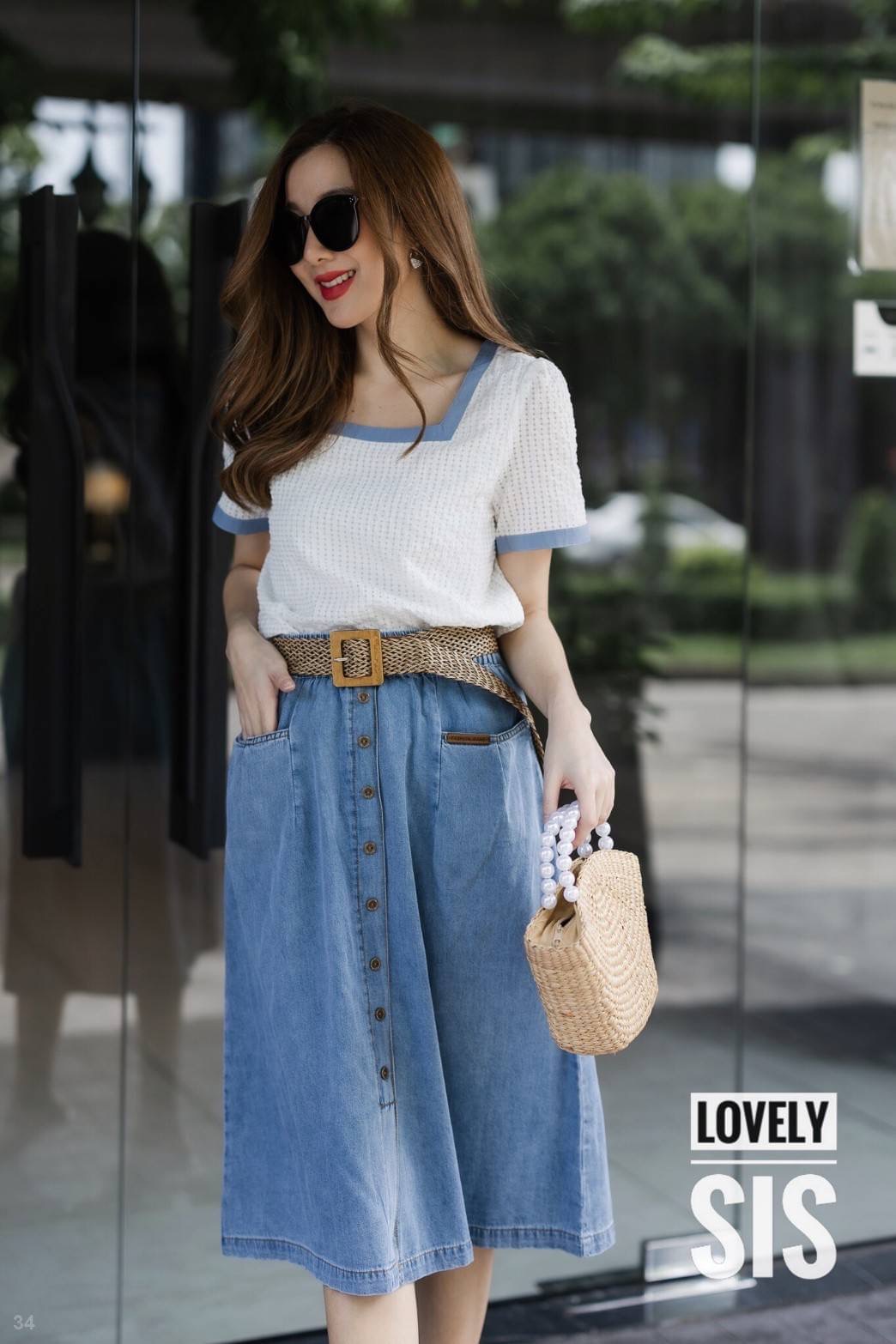 ❤️🔥lovely sis❤️🔥 ชุด Set 3 ชิ้น เสื้อสีขาวงานผ้ามีทำ texture เป็นลายสี่เหลี่ยมมีซับในแต่งกุ๊นคอแขนด้วยผ้ายีนส์ฟอก มาพร้อมกระโปรงยีนส์เอวสม็อคยางยืดแต่งกระดุมหลอกเรียงด้านหน้า มีกระเป๋าสองข้าง และเข็มขัดสายแยกชิ้น งานสวยใส่ออก