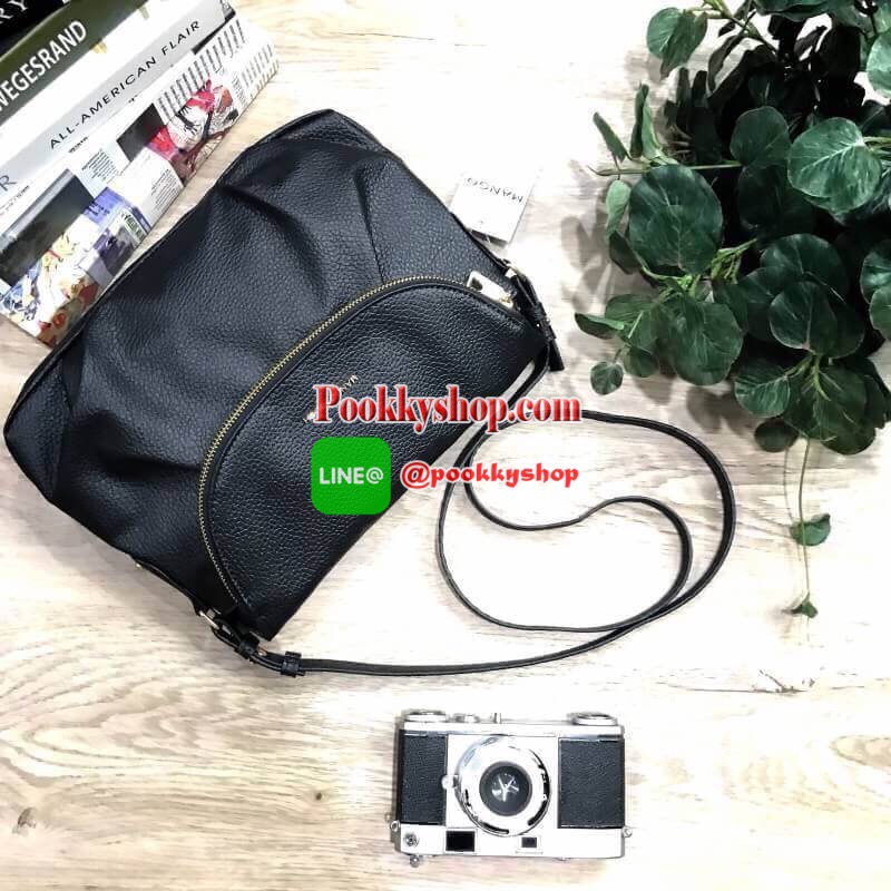 รีพีทรอบที่14!!! Don't Miss! ไอเท็มที่สาวๆกดLikeกันรัวๆ MANGO QUITED SHOULDER BAG กระเป๋าสะพายวัสดุหนังแกะสังเคราะห์แบบนิ่มประดับโลโก้อะไหล่ทองด้านหน้า เปิดปิดได้2ช่องทั้งฝาปิดกระดุมแม่เหล็กหรือซิปรอบปากกระเป๋า มาพร้อมสายสะพายยาวขนาดกำลังดี น้ำหนักเบ