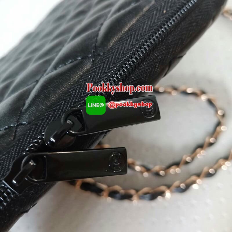 NEW ARRIVAL!! สวยหรูไม่ซ้ำใคร ต้องยกให้ Chanel Clutch Bag With Chain VIP Gift ของแท้จาก Chanel Perfume Counter รุ่น Limited วัสดุหนังเรียบลายตารางเปิดปิดด้วยซิปแบรนด์อะไหล่ทอง ขนาดกำลังดี น้ำหนักเบา ภายในมีโลโก้และช่องซิป มาพร้อมสายสะพายโซ่ร้อยหนังถอดออกไ