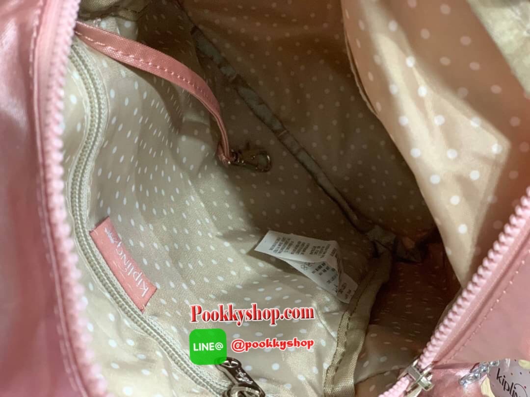 Kipling City Pack Backpack วัสดุPolyamide100% เป้ขนาดกลาง ที่เปิดปิดด้วยตัวล็อค2ชั้นด้วยกระดุมแม่เหล็กและซิป มีช่องใช้งานหลายช่องรวมถึงช่องซิปด้านหน้า มีลูกเล่นที่ด้านหลังมีช่องซิปสำหรับเก็บของและเก็บสายเป้ได้ หรือใช้สายจากเป้สะพายไหล่ได้ ประดับด้วยพวงกุญ