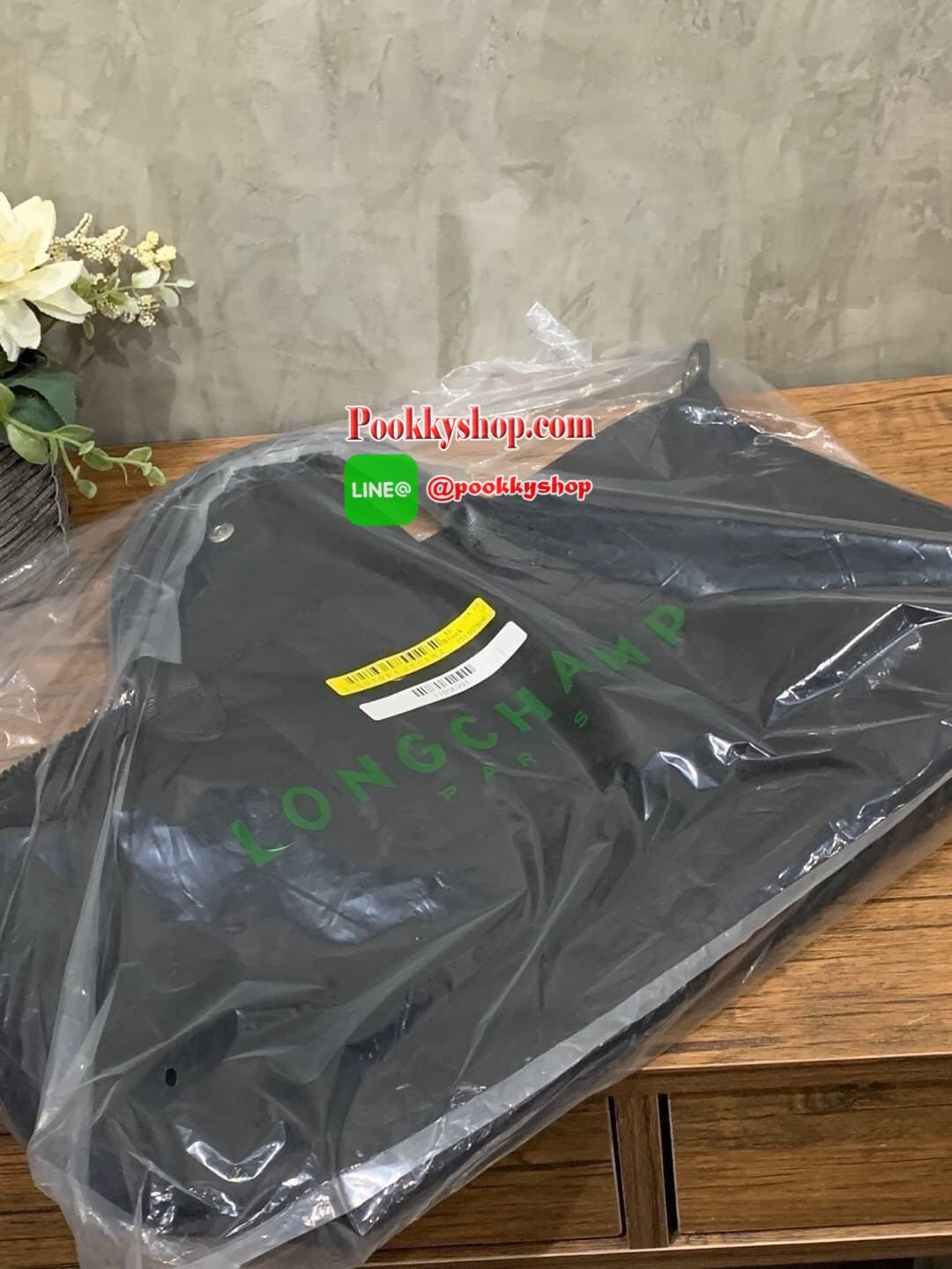 Longchamp Le Pliage Neo Size M มาพบกับกระเป๋ารุ่นยอดนิยม ที่สาวๆ ต้องมีไว้เก็บไว้สักใบ กระเป๋าโท้ทใบนี้ มาพร้อมกับสีที่มีสไตล์เรียบง่าย มีสายสะพายยาวช่วยให้คุณสามารถสะพายไหล่ได้อย่างสบาย ในขณะที่ที่ปิดแบบซิปช่วยให้คุณมั่นใจได้ว่าของด้านในมีความปลอดภัย Le