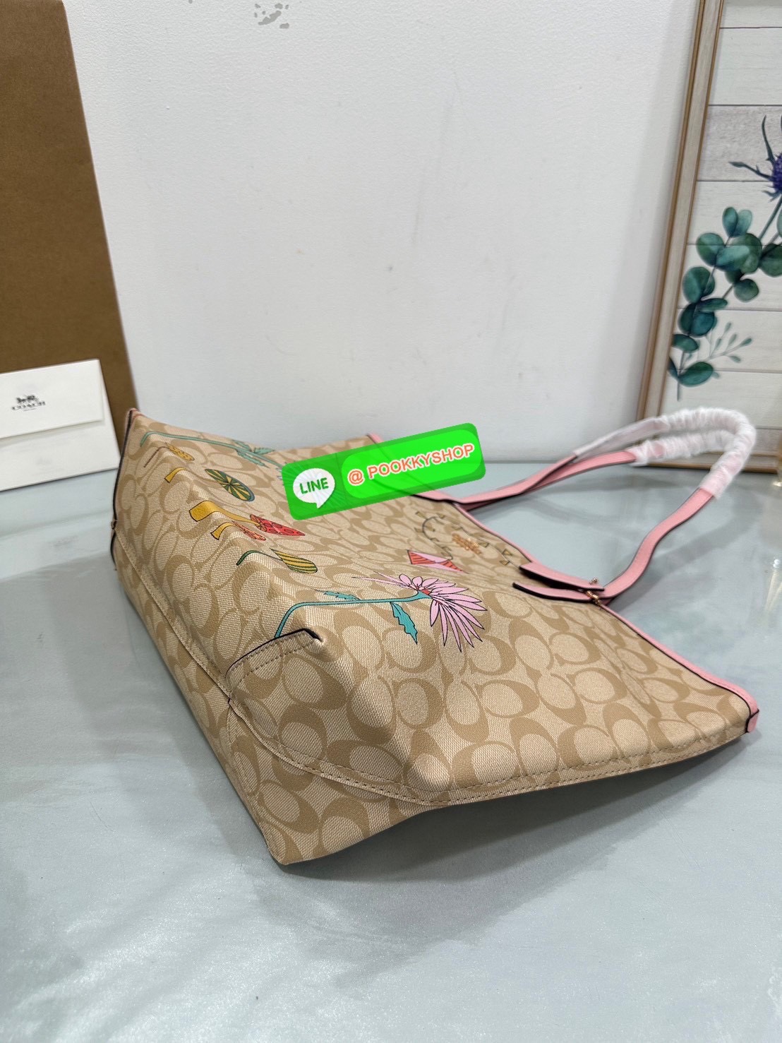 Coach CU392 – City Tote in Signature Canvas with Nature Print (Pink Trim) ใบนี้เหมือนหลุดมาจากโลกนิทาน! ลายเห็ด ดอกไม้ ว่าว โทนชมพูหวานสวยมาก ใบนี้เหมือนพกโลกแฟนตาซีไปด้วยทุกที่! Coach CU392 – City Tote ลายธรรมชาติสุดคิ้วท์ ลายเห็ด ดอกไม้ ว่าวน้อย สีพาสเท