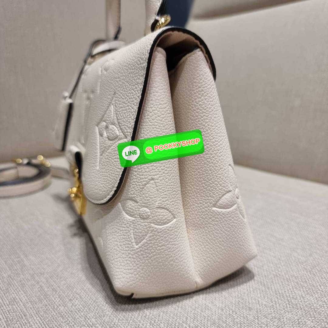 LV MADELEINE BAG ใหม่ล่าสุด อีกหนึ่งรุ่นคลาสสิคหายาก จากเคาน์เตอร์ dutyfree ที่สาวๆรอคอย กระเป๋าถือ/สะพายข้าง ดีไซน์เรียบง่าย แต่เต็มไปด้วยดีเทลความหรู วัสดุหนังวัวปั๊มลายเอกลักษณ์ เปิด‐ปิดด้วยอะไหล่กดล็อคสีทองหรู และมีพวงหนังห้อยพิเศษแถมมาให้ด้วย ภายในแบ