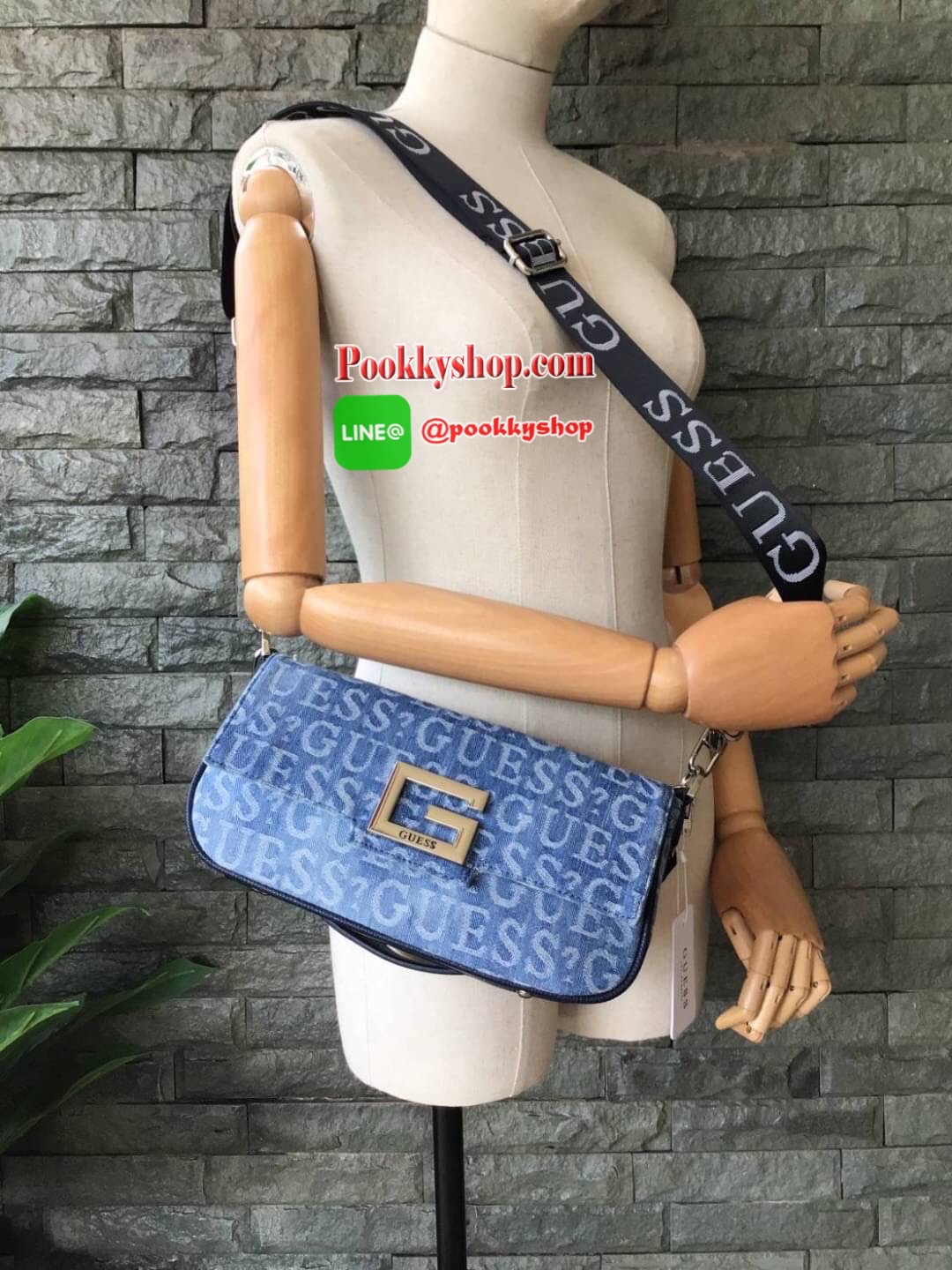 New Collection !! Guess Women’s Crossbody Bag รุ่นใหม่ชนช็อป!! กระเป๋าสะพายไหล่/สะพายข้าง/ถือเป็นคลัช มีดีเทลสวยเก๋!! วัสดุผ้ายีนส์ทอลายแบรนด์ ตัวกระเป๋าตัดขอบหนัง มาพร้อมสายหนังสะพายไหล่และสายสะพายยาวเลื่อนปรับได้ ด้านหน้าประดับโลโก้แบรนด์ มีหมุดรองฐาน4ม