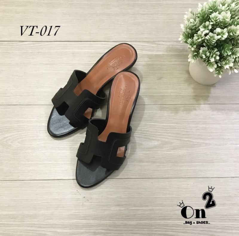 HERMES Womens new oasis slipper ส้นสูงเปิดหน้า Hermes ลายใหม่ล่าสุดเย็บด้านหน้าสวยเลยรุ่นนี้เป็นหนังแท้หนังสวยมากคะ ทรงสวยตามแบบ ส้นลายไม้ดูเรียบหรู โทนสีสวยเข้ากับชุดง่ายมา4สีสวยทุกสีคะสาวๆห้ามพลาดนะคะ **รูปถ่ายจากงานจริง