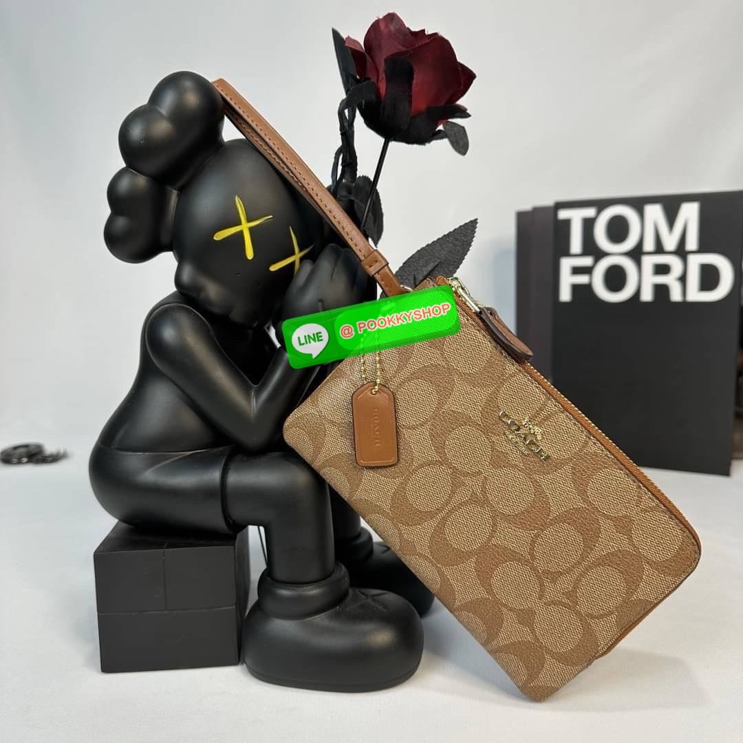 กระเป๋าคล้องมือ COACH 87591 DOUBLE CORNER ZIP WRISTLET IN SIGNATURE CANVAS (COACH 87591 ） กระเป๋าคล้องมือ2เซิปใหญ่ ลายCหนังและ ด้านในเป็นผ้า แบ่งเป็นช่องเล็กๆใส่เหรียญใส่แบงค์ใส่บัตร แล้วแต่จะใส่มีหลายช่อง ใส่โทรศัพท์ได้ทุกรุ่นพร้อมสายคล้องมือ