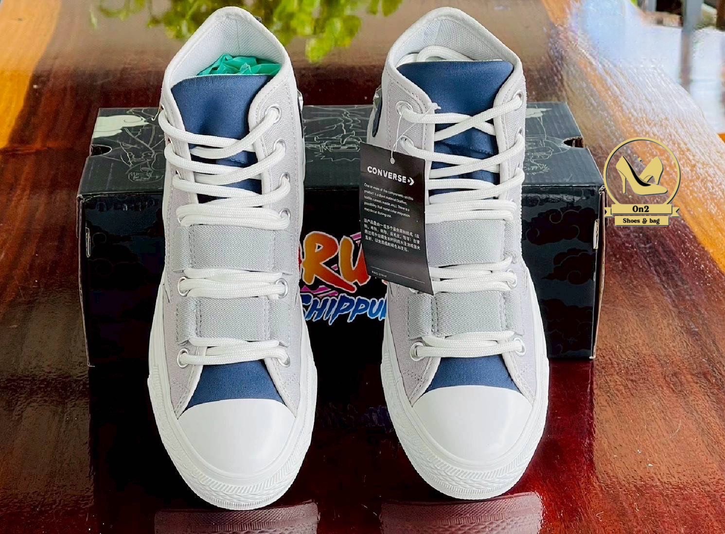 รองเท้าคอลแลบระหว่าง Converse กับแอนิเมะ Naruto Shippuden ซึ่งออกแบบมาโดยเฉพาะ โดยแต่ละรุ่นจะได้แรงบันดาลใจจากตัวละครต่าง ๆ เช่น Naruto, Sasuke, Gaara ฯลฯ ที่ถูกถ่ายทอดผ่านสีสันและลวดลายบนรองเท้าอย่างชัดเจน ถ้าคุณเป็นแฟนของ Naruto และอยากได้รองเท้าที่สวย