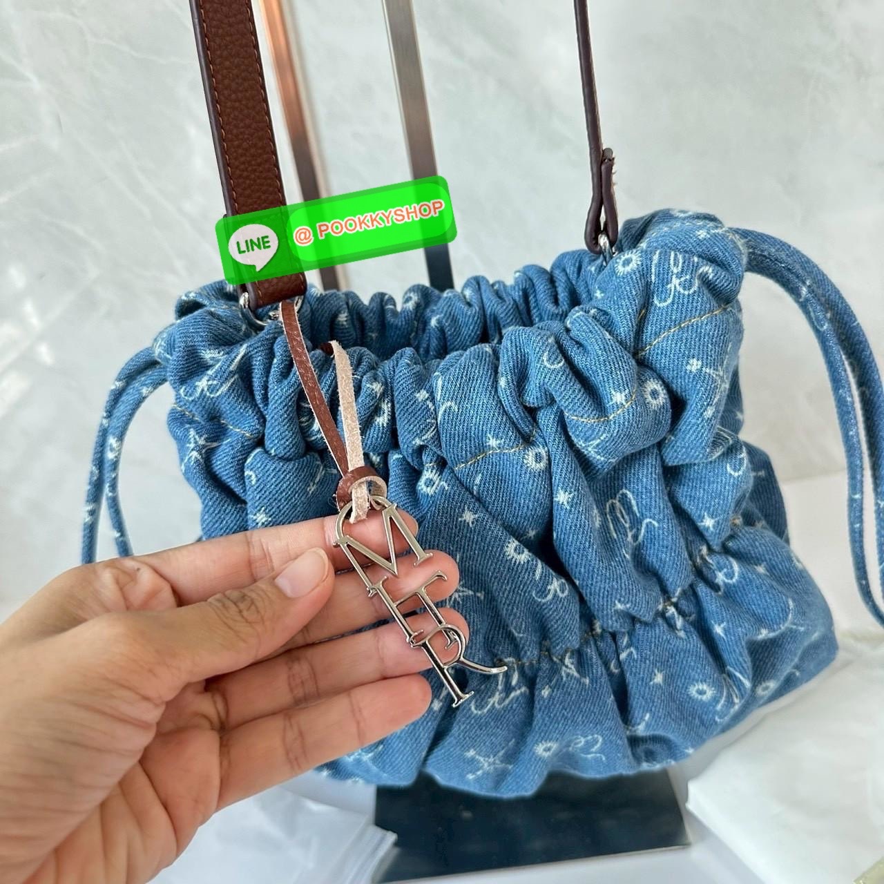 Mitr scrunchy bag 🔖กระเป๋ายีนส์สุดน่ารักเนื้อนุ่มพิมพ์ลาย Monogram ของ Mitr จุของได้เยอะรูปทรงแบบรูดได้ น้ำหนักเบาสุดๆ สะพายเป็น Shoulder Bag หรือถอดสายและถือเป็น Clutch Bag ก็ได้ ดีเทล Charm ห้อยโลหะสีเงิน โดดเด่นสุดๆ