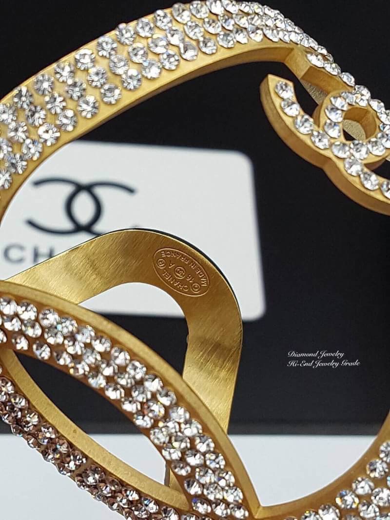 The New Collection !!!!! Chanel Cuff เพชร 3 แถว งานเกรด Super Hi-End ค่ะ สวยมากกกกก รุ่นนี้เป็นงาน stainless steel แท้ 100% ค่ะ งานมีปั๊มลึก คมกริบ ด้านในเหมือนของแท้เป๊ะๆๆๆๆ ห้ามพลาดเลยสาวๆ กำไลเป็นแบบบีบปรับไซส์ให้เข้ากับข้อมือได้ค่ะได้ค่ะ ใส่ออกมาสวยมว
