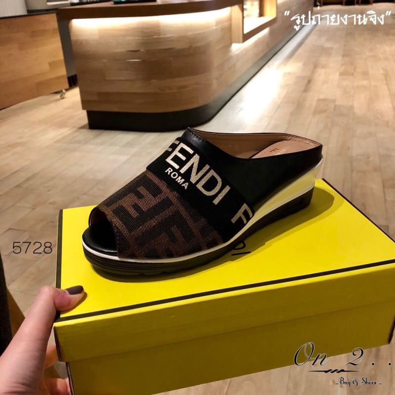 FENDI Shoes แบบใหม่พร้อมส่งคะ ผ้าใบเสริมส้น FENDI เปิดหลัง หน้าเปิด ทรงสวยใส่สบาย น้ำหนักเบา แบบขายดี งานปั้มแบรนด์กล่องแบรนสีเหลืองตามรูป ด้านในมีถุงผ้ากันฝุ่นให้ เสริมส้น2” งานจริงสวยเบอร์แรง ห้ามพลาดนะคะ