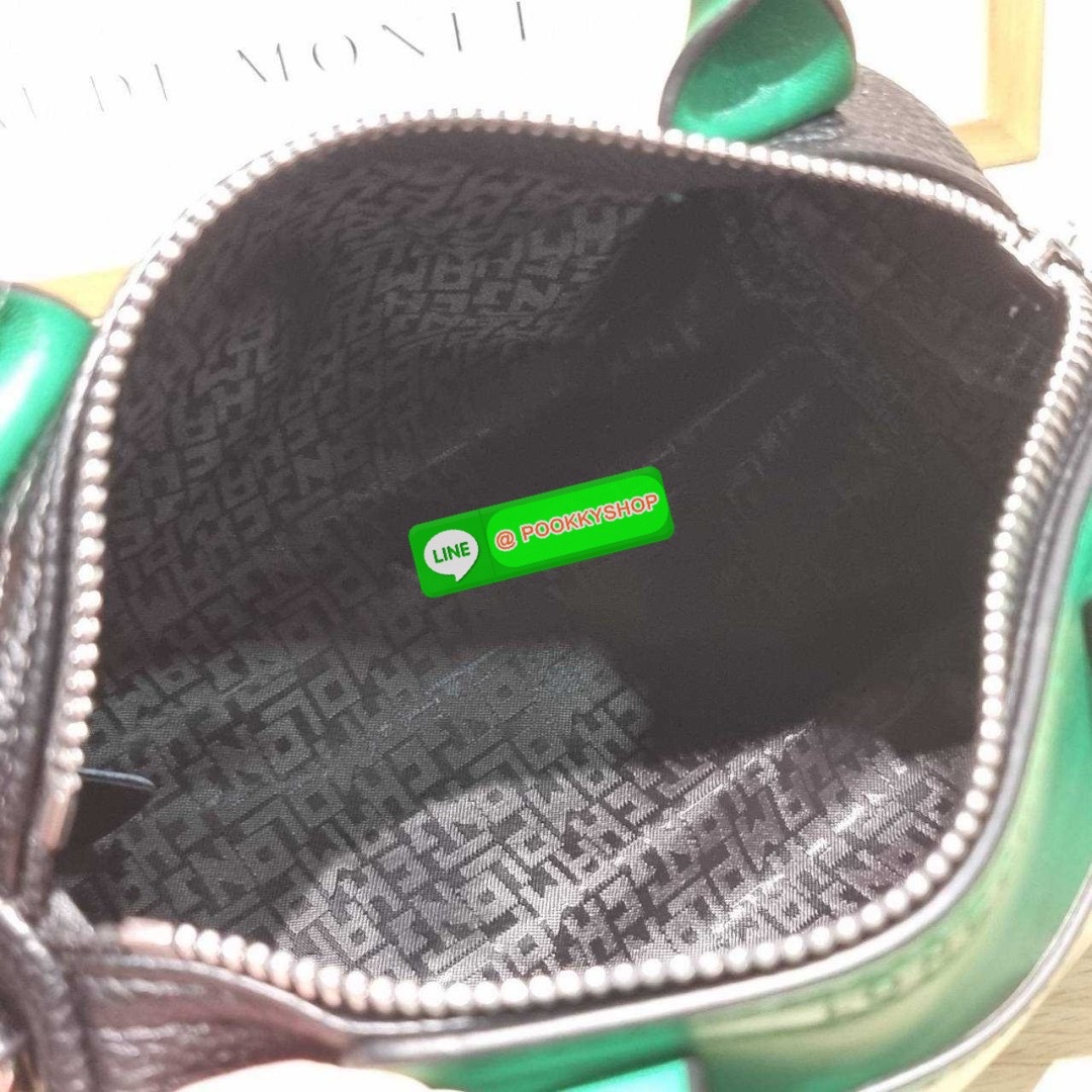 Longchamp le pliage xtra XS leather crossbody bag 🔆 Details มาใหม่! กับกระเป๋าถือ/สะพายรุ่นยอดฮิต ที่มาในดีไซน์ทูโทน โดดเด่นมีกิมมิค น่ารักน่าใช้สุดๆ รูปทรง cylinder ใช้งานง่าย ฝากระเป๋ามีช่องเล็กๆให้ได้ใส่บัตร ใส่ธนบัตรแบบหยิบจับง่ายๆ ช่องหลักเป็