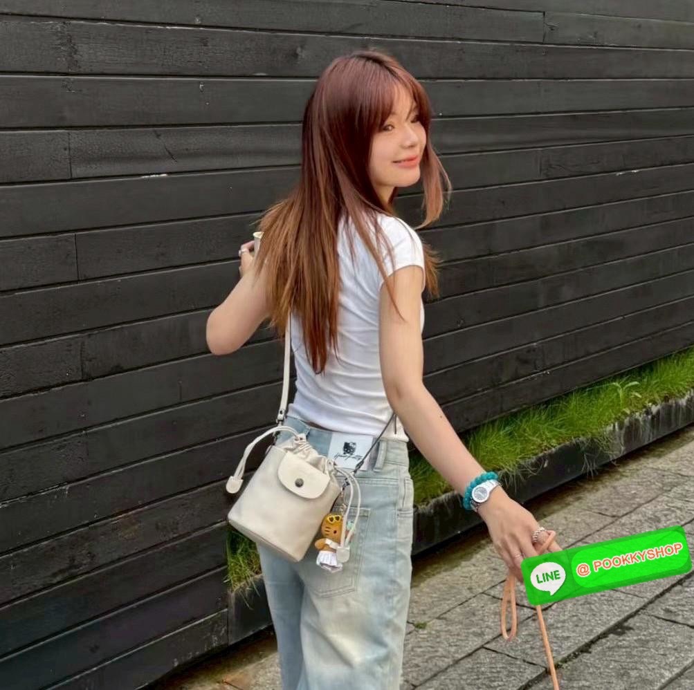 NEW ARRIVAL! LONGCHAMP LE PLIAGE XTRA XS BUCKET BAG ต้องบอกก่อนว่ารุ่นนี้เป็นรุ่นที่ใช้ออกมาแล้วไม่มีคำว่าผิดหวัง ออกแบบมาสวยแบบตัวแม่เลยค่าา 🔖พร้อมส่งทันที! กับกระเป๋าทรงบัคเกต หนังแท้smooth leather อย่างดี ใบกลางเจ้าลำตัวแล้วสวยมากก