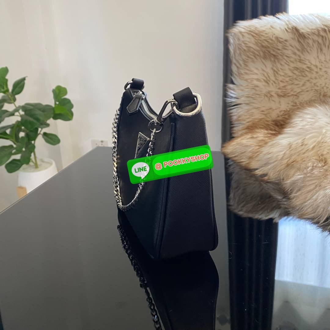 รุ่นใหม่ล่าสุด GUESS SHOULDER BAG ซื้อ1ได้ถึง2ไอเท็ม กระเป๋าพอชรูปทรงสวย เปิด-ปิดด้วยซิปด้านในโล่งกว้างมีช่องซิปใส่ของจุกจิก เพิ่มความน่ารักด้วย กระเป๋าใส่เหรียญใบเล็กทรงกลม เฝสามารถถอดใช้แยกได้ มาพร้อมสายโซ่สะพายไหล่ และสายสะพายยาวสามารถปรับระดับได้ฟรีไซ