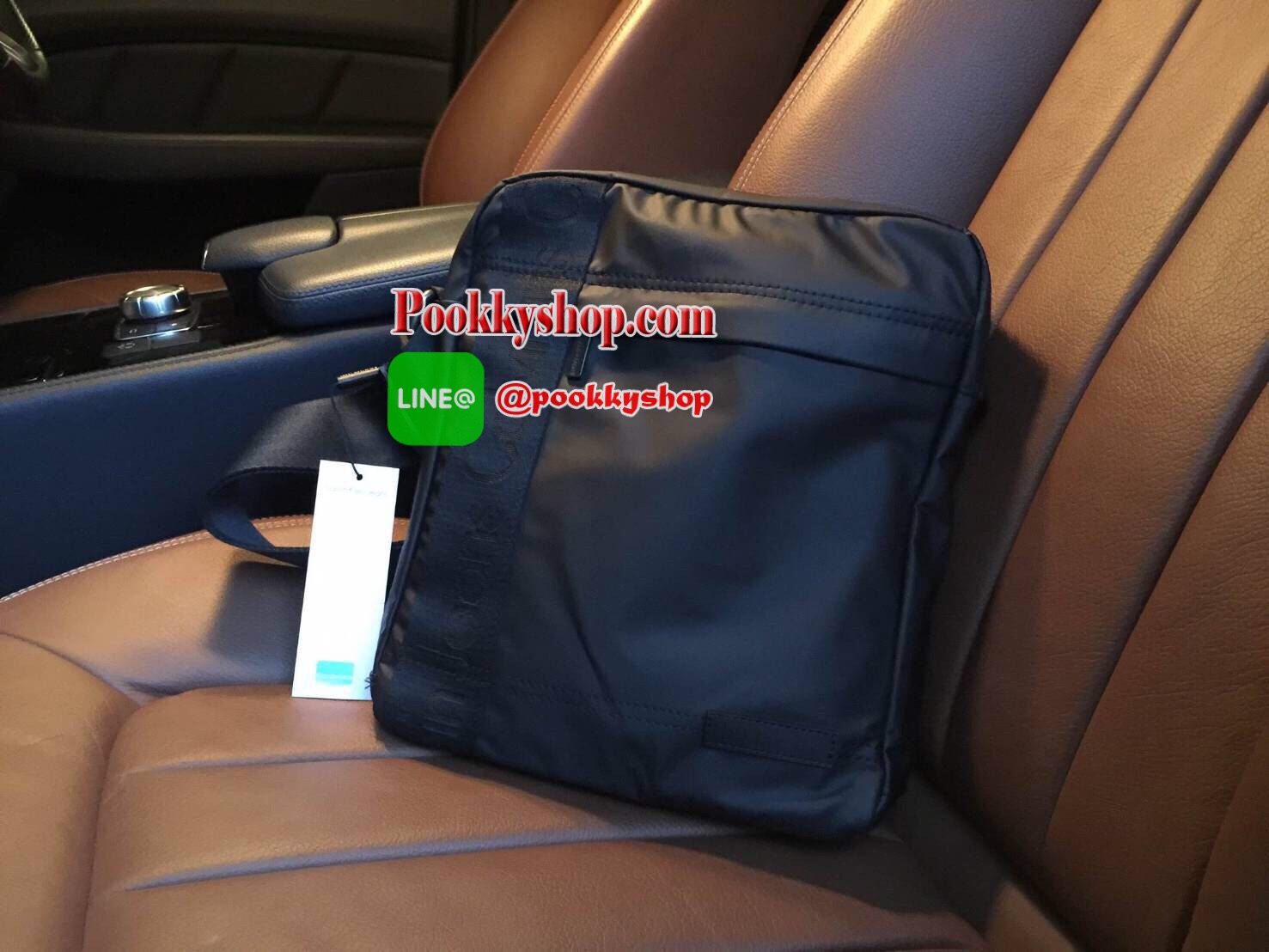 Restock! "CALVIN KLEIN" JEANS CROSSBODY BAG (Size L) กระเป๋าสะพายรุ่น Limited Edition จาก Calvin Klein Jeans วัสดุ Nylon + Polyester 100% คุณภาพดีเนื้อนิ่มน้ำหนักเบา กันน้ำ ด้านหน้ามีโลโก้ Calvin Klein Jeans พร้อมช่องซิป1ช่อง เปิดปิดด้วยซิปสะดวก