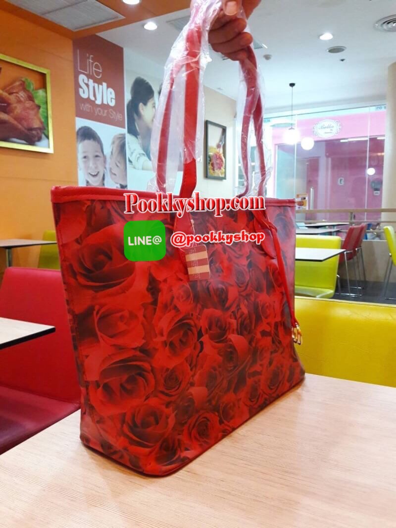 พร้อมส่ง Victoria's Secret Shopping Bag กระเป๋าอเนกประสงค์สุดสวยสะดุดตา วางตั้งได้ ไม่ยุบไม่ย้วย ใส่ของใช้สารพัดในทุกที่ทุกเวลา เปิดปิดง่ายๆด้วยกระดุมแป๊ก ฐานวางตั้งอยู่ทรงมีหมุดรองกระเป๋า พร้อมอักษรแบรนด์สีเงินแวววาวด้วยจ้า
