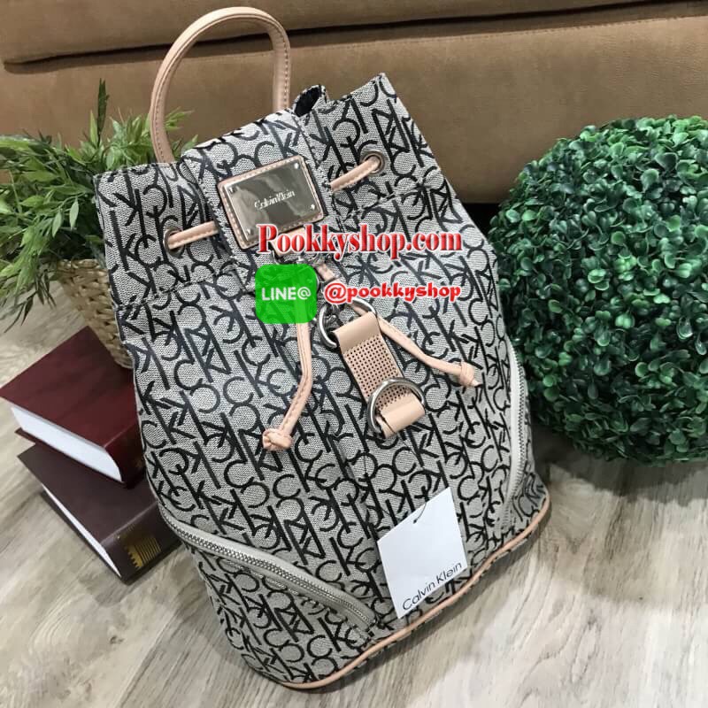 พร้อมส่ง NEW! CALVIN KLEIN JEANS BACKPACK BAG กระเป๋าสะพายรุ่นใหม่ล่าสุดจาก Calvin Klein Jeans วัสดุ Canvas + Polyester 100% คุณภาพดีเนื้อหนาพิมพ์ลายCk รอบใบ เปิดปิดด้วยฝาปิดประดับโลโก้อะไหล่เงิน ด้านข้างมีช่องซิป ภายในมีโลโก้ ช่องซิป ช่องมือถือ ใส่ ipad