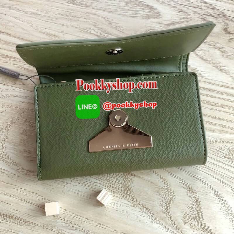 New!! Charles & Keith Front Flap Detail Wallet ด้านหน้าแต่งโลหะเหล็ก ปั๊มโลโก้แบรนด์ เปิด - ปิดด้วยกระดุมแม่เหล็ก ด้านในมีช่องใส่บัตร ช่องใส่รูป ช่องใส่ธนบัตร 2 ช่อง และช่องซิปใส่เหรียญ