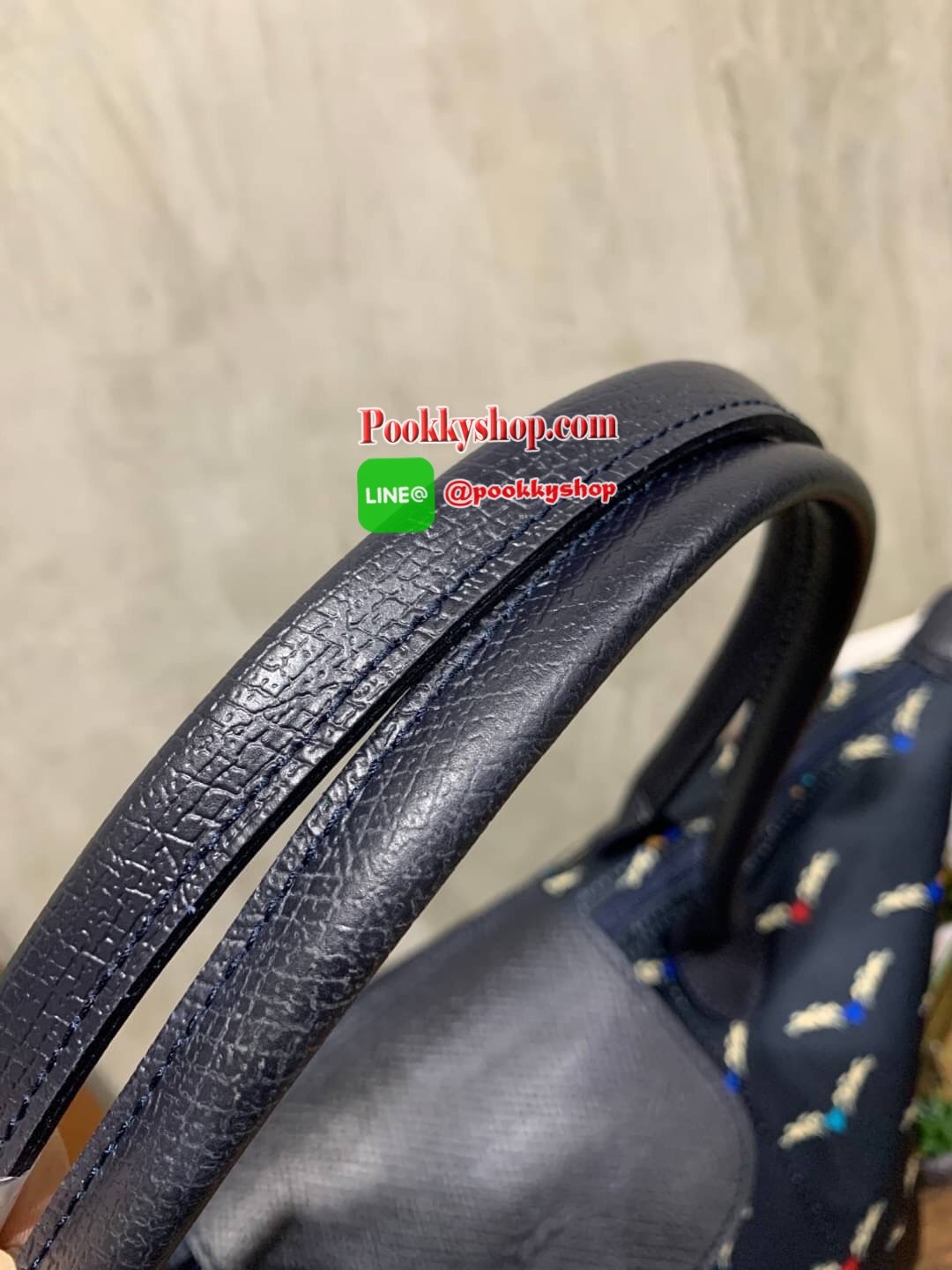 LONGCHAMP KOPEN LE PL CHEVAUX AILES TOTE BAG Size L รุ่นนี้มาพร้อมน้ำหนักที่เบาและความเป็นเฟมินีน จากการประดับกระเป๋าด้วยดาวและหัวใจดวงเล็กๆหลากสีสัน ล้อมรอบด้วยม้าอันเป็นสัญลักษณ์ของ Longchamp ดีไซน์นี้จึงเกิดเป็นรูปเสมือนนางฟ้าโดยการเปลี่ยนม้าให้เป็นปีก