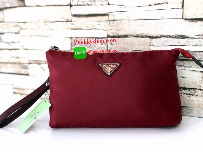 MUST HAVE! PRADA NYLON GIFT WITH PURCHASE CROSSY BAG กระเป๋าคล้องมือ พรีเมี่ยมกิ้ฟจากเคาน์เตอร์ต่างประเทศรุ่น Limited วัสดุ Nylon เนื้อหนาคุณภาพดีตามแบบฉบับแบรนด์ เปิดปิดด้วยซิปขนาดกำลังดีด้านหน้าประดับโลโก้แบรนด์หรู ด้านหลังมีช่องซิปอีก1 ช่องภายในมีช่องซ