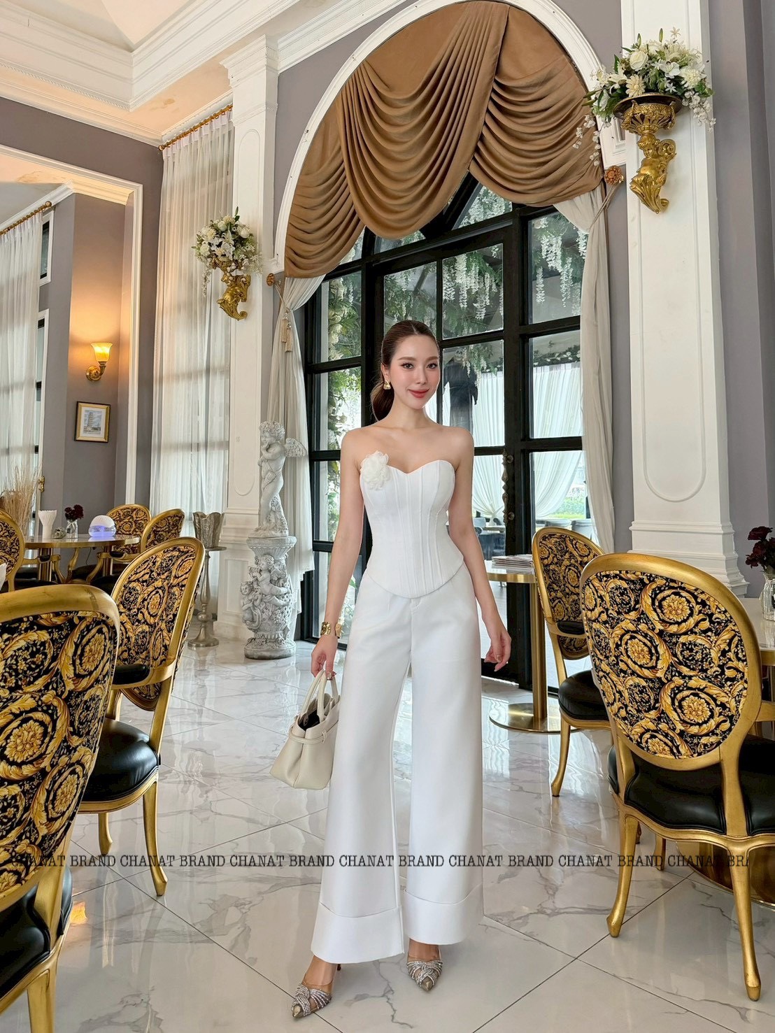 ชุดเซทแฟชั่น Set 2 ชิ้น เสื้อเกาะอกสีขาว ช่วงอกเสริมฟองน้ำ ด้านหน้าแต่งแถบกุ้นลาย (ซิปหลัง)