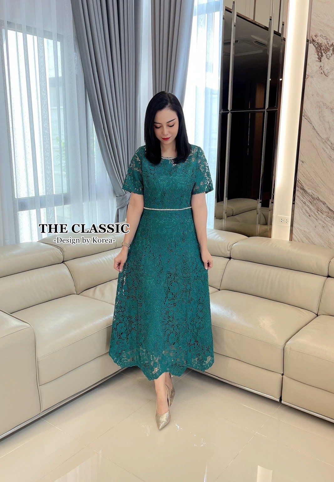 เดรสแฟชั่น เดรสลูกไม้คอเพชรใช้ผ้าลูกไม้เนื้อหนาอย่างดี ขึ้นลวดลายดอกไม้หลากหลายทั้งตัว