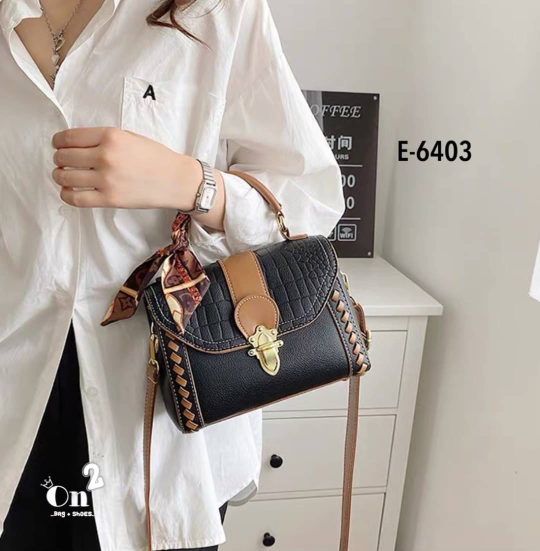 สุดปังงงไปเลยค่าา ทรงเหลี่ยม ฝาปิดลายหนังจระเข้ อะไหล่ทอง มาพร้อมสายสะพายยาว 1 เส้น สามารถถอดสาย ถือเก๋ๆได้ หรือใส่สายยาว crossbody ได้เลยค่ะ