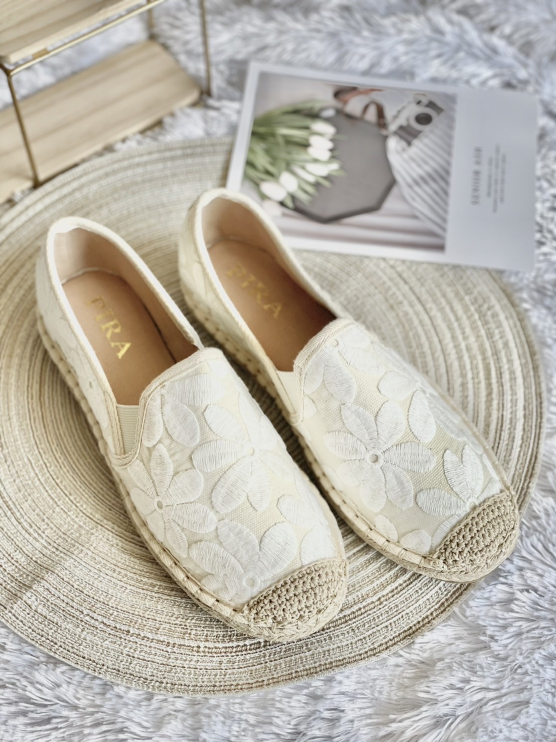 พร้อมส่งคะ อร๊ายย รองเท้า slip on งานขายดี งานสวยฟรุ่งฟริ้งมากค่า งานสวยๆเกร๋ๆ ต้องรุ่นนี้เลยคะ รองเท้ารุ่นนี้สาวๆควรมีติดตู้ จะแมตช์กับกระโปรง👗หรือกางเกง👖 ก็น่ารักของมันต้องมีค่า
