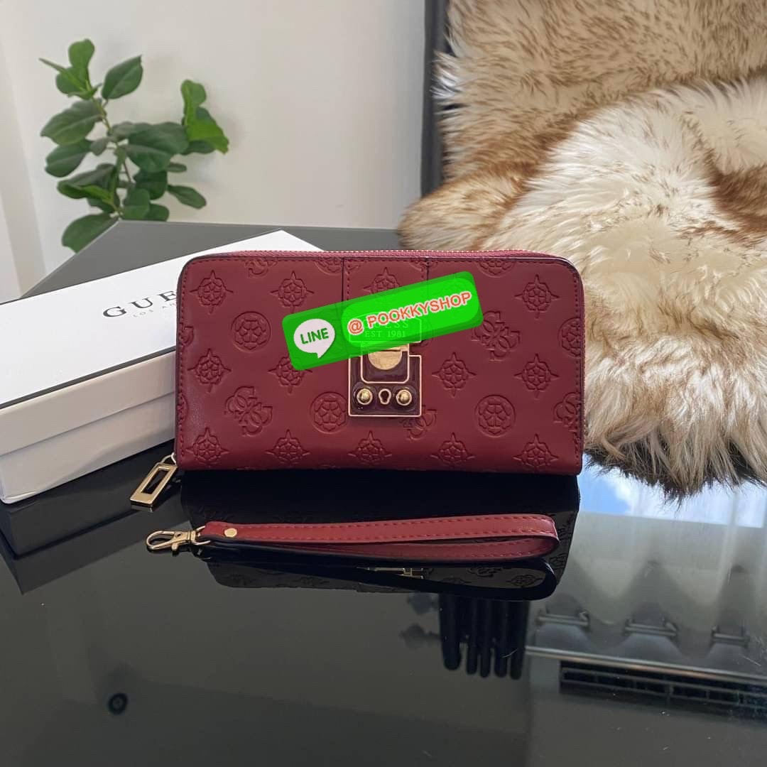 Guess Long Wallet กระเป๋าเงินใบยาวซิปรอบ ด้านหน้ามีโลโก้แบรนด์สีเข้ากระเป๋าสวยสะดุดตา รุ่นนี้มีสายคล้องมือมาให้ เพื่อใช้งานง่ายและสะดวกมากยิ่งขึ้น ด้านในมีช่องใส่ธนบัตร ช่องใส่บัตร และช่องซิปใส่เหรียญค่ะ