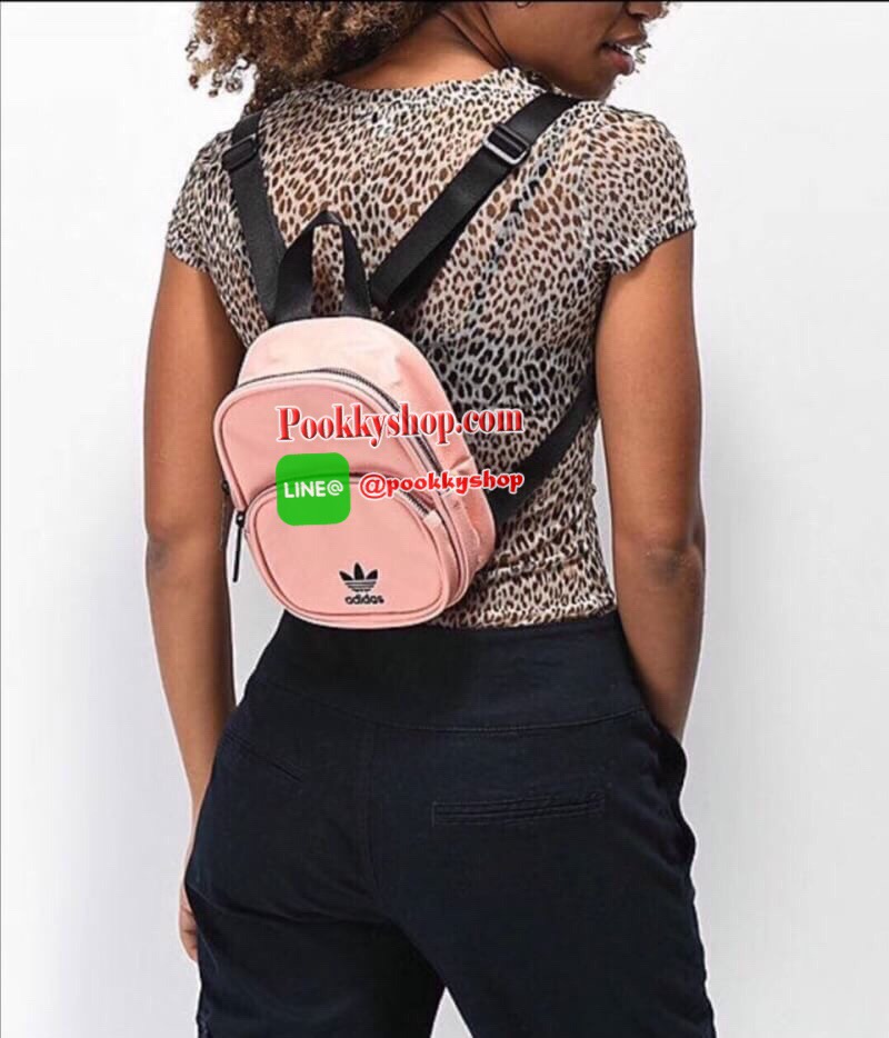Don’t Miss! NEW ARRIVAL! ADIDAS MINI BACKPACK กระเป๋าเป้สไตล์ Sport ขนาดมินิ กำลังน่ารัก น้ำหนักเบา หนังสวยอยู่ทรงด้านหน้ามีโล้โก้และช่องซิป เปิดปิดด้วยซิปสะดวกใช้ หัวซิปแบรนด์ ภายในมีโลโก้และช่องใส่ของ มีหูจับถนัดมือ สายสะพายเลื่อนปรับระดับได้ ไอเท็มใหม่