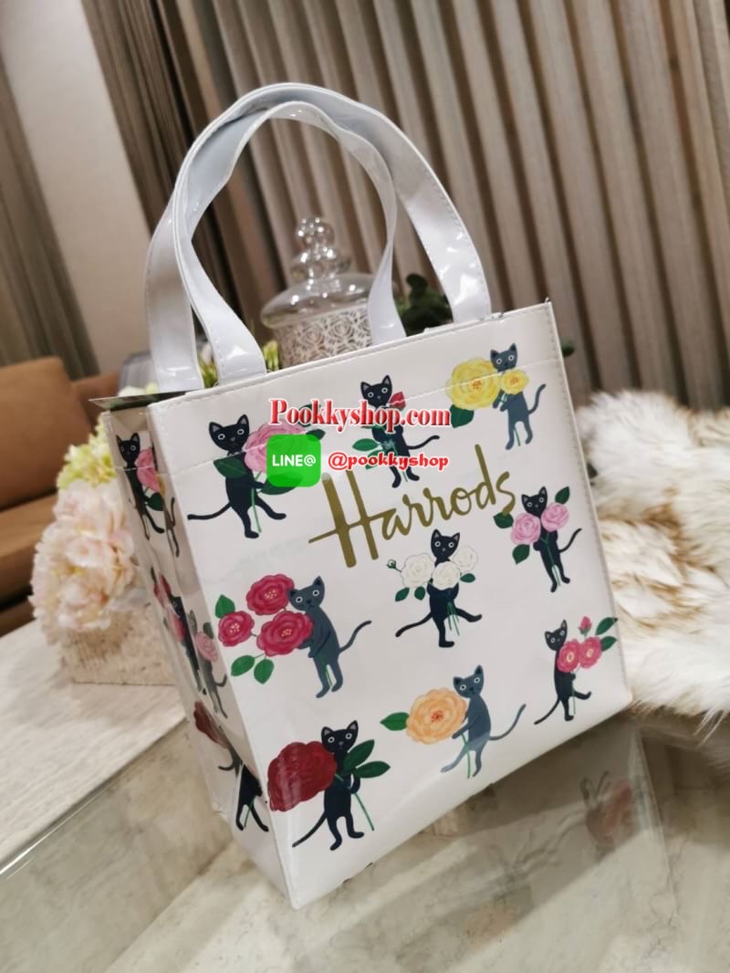 ลายนี้เข้าแล้วนะคะ! พร้อมส่งไอเท็มยอดนิยม! Harrods London Top-handle Shopping Bag กระเป๋า Shopping แบรนด์ดังจากอังกฤษรุ่นยอดนิยมวัสดุ PVC+Polyester 100% ของแท้เนื้อหนาอยู่ทรงกันน้ำ ขนาดกำลังดี น้ำหนักเบา เปิดปิดด้วยซิปสะดวกใช้หัวซิปปั้มโลโก้แบรนด์อะไหล่เง